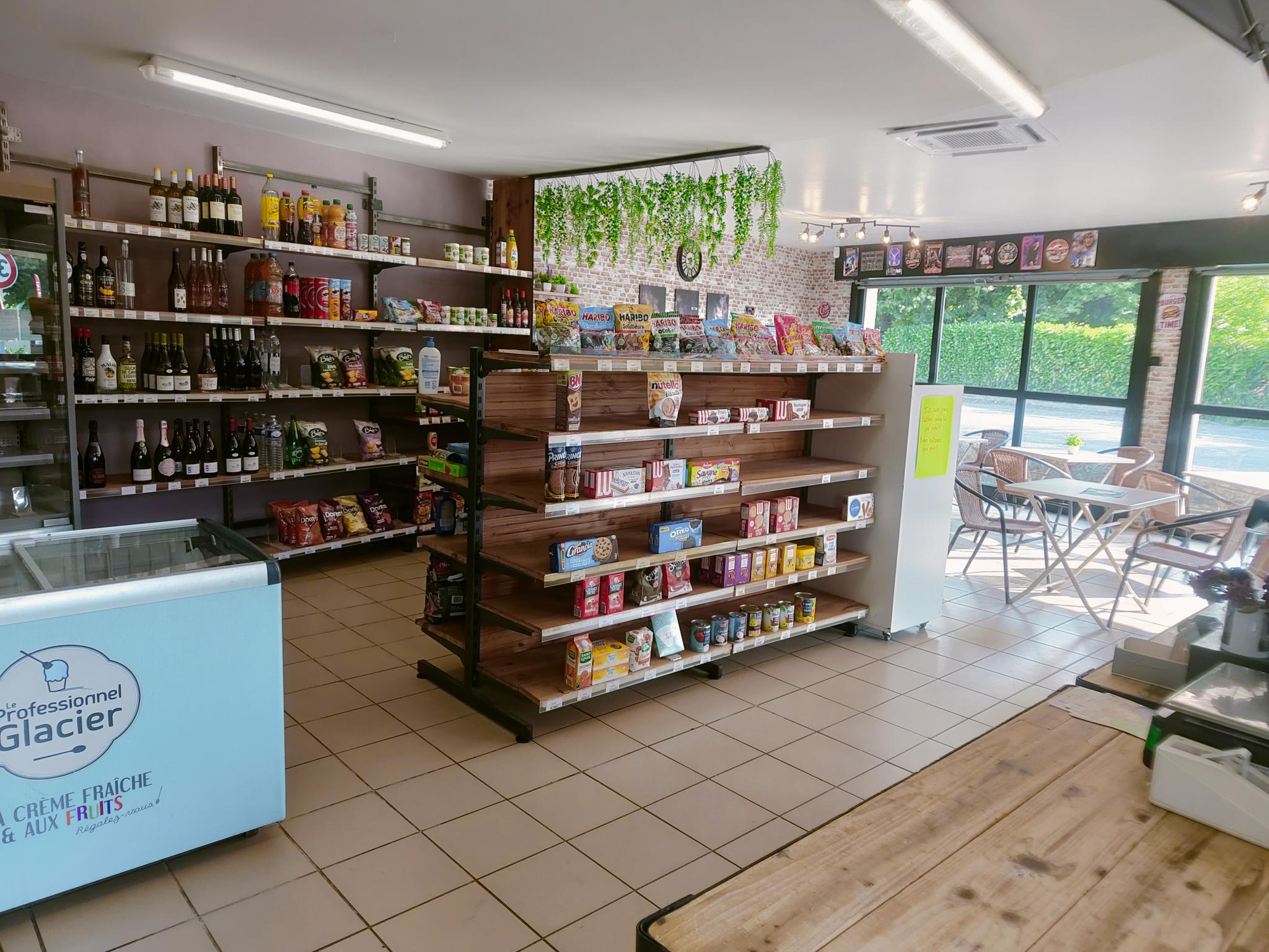 Nous proposons à la vente un fonds de commerce réunissant une épicerie de proximité, un tabac et une activité de restauration rapide/snacking en plein développement.
Le snacking est aujourd'hui le véritable moteur de l'activité, avec une clientèle fidèle composée d'habitants, d'artisans salariés d'entreprises voisines et de visiteurs de passage.
Cette activité connaît une croissance régulière et offre encore de belles perspectives de développement.
Le commerce bénéficie d'une salle de restauration entièrement rénovée, chaleureuse et accueillante, permettant de recevoir les clients dans un cadre moderne et convivial.
Une terrasse complète également l'établissement.
L'épicerie répond aux besoins quotidiens de la clientèle locale grâce à une offre variée de produits alimentaires et de première nécessité.
Le tabac apporte une fréquentation régulière qui complète parfaitement les autres activités.
L'établissement est vendu avec un matériel professionnel complet et bien entretenu, permettant une reprise immédiate sans investissement important.
L'organisation actuelle permet de poursuivre l'activité dès le premier jour.
Cette affaire constitue une excellente opportunité pour un couple, une famille ou un entrepreneur souhaitant reprendre un commerce polyvalent, rentableet reconnu localement.
Son potentiel de développement reste important, notamment en poursuivant l'essor du snacking, de la restauration sur place, à emporter et des prestations pour les entrepriseset des événements.
Une belle opportunité de reprendre un commerce de proximité avec une clientèle fidélisée, une excelllente réputation et un fort potentiel de croissance.