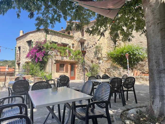 A CEDER PYRENEES ORIENTALES SUPERBE RESTAURANT du MIDI ATYPIQUE dans beau village de France labélisé dans l’arrière-pays sur un axe routier en direction des stations de ski. Décoration raffinée dans ses vieilles pierres.
Vue imprenable sur le Canigou. Cet établissement est ouvert du mercredi au dimanche en service du midi. Limonade l’après-midi.
Superbe terrasse ensoleillée de 50 Places. 15 places en intérieur.
Ticket moyen entre 20€/30€
Etablissement fermé du 1 octobre au 01 mai. Parking gratuit aux alentours.
Le bail commercial sera neuf à la cession pour un montant de 8400€ annuel. Cuisine équipée et complète.
Une équipe saisonnière de 5 personnes accompagne l’exploitante.
CA 2023 267.523€ EBE reconstitué 86.923€
Prix de vente du fonds de commerce 230.000€