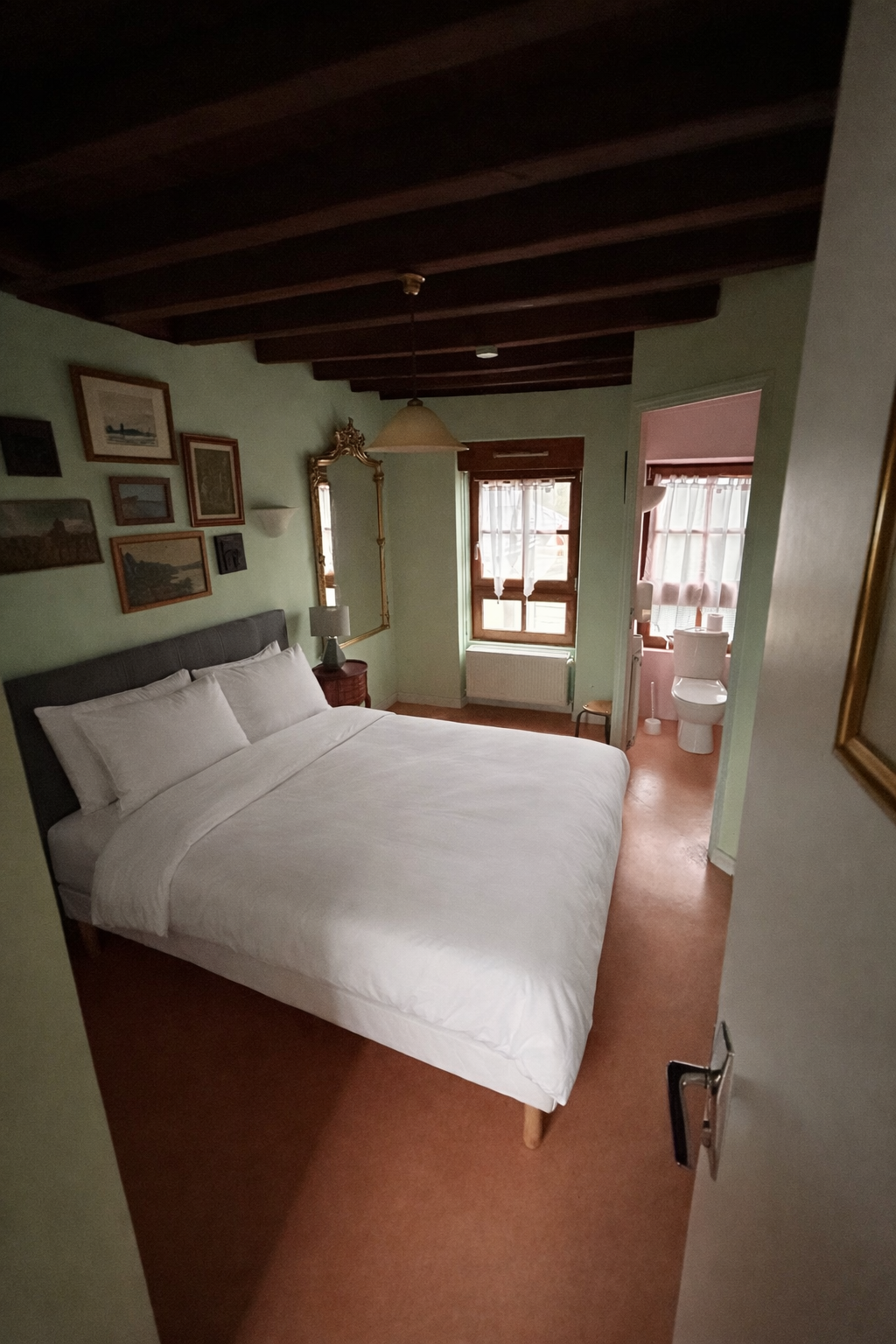 Aux portes des Alpes mancelles, venez découvrir ce lieu enchanteur adapté à une 1ere expérience ou une reconversion. Spacieux et lumineux, les espaces de travail offrent un cadre privilégié propice au développement de bonnes idées. Très bien équipé, le choix d'une autre orientation de restauration est permis. L'outils de travail est prêt à l’emploi. Très belle clientèle mixte (saisonnière et permanente). Bonne réputation, idéale pour un passionné de cuisine prêt à imposer sa personnalité. Le charme et l'authenticité du lieu seront de sérieux allies. L'activité a été cessée à regrets suite à une hospitalisation complétement étrangère à l'activité. A céder, certains éléments constitutifs du fond tel que le mobilier professionnel et droit au bail. N'hésitez pas à me contacter pour plus d'informations.