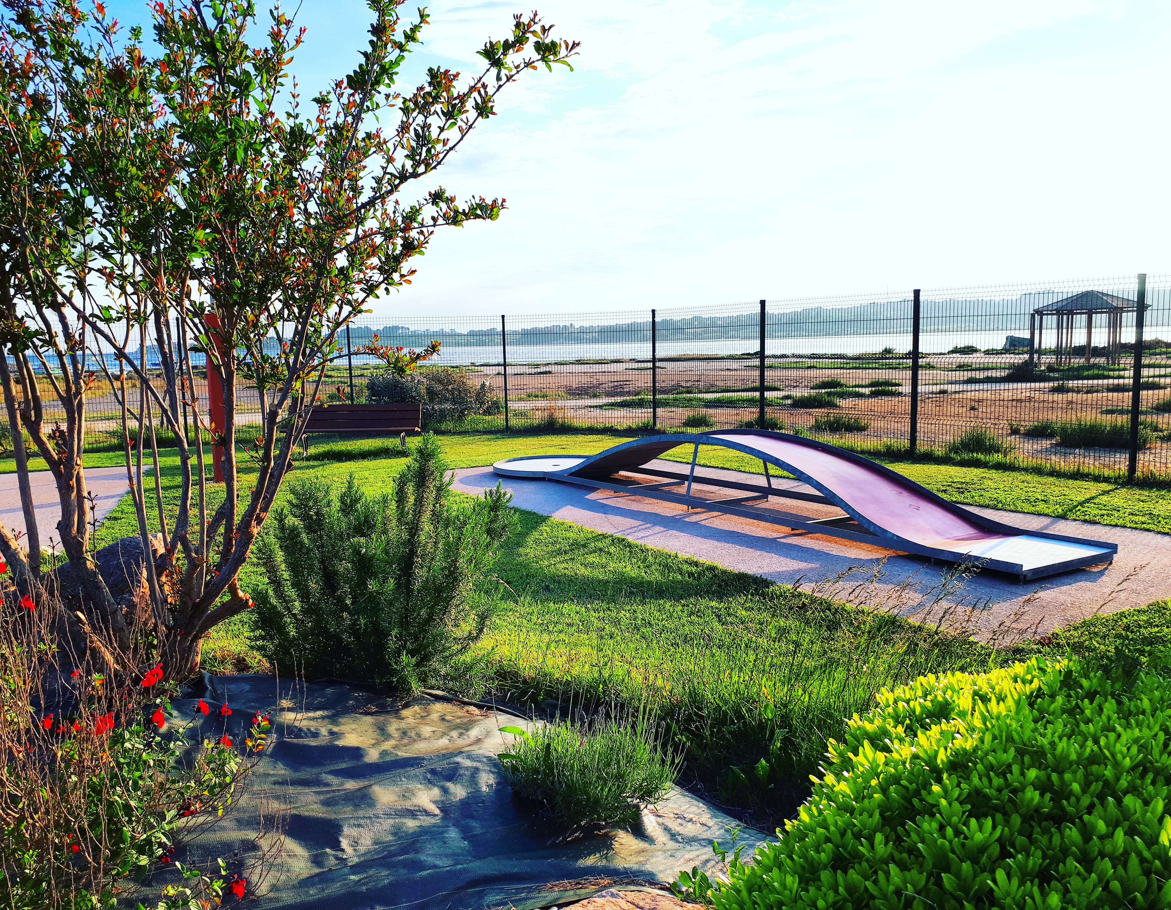 Au bord de l'étang de Thau , dans la crique de l'angle un site magnifique ou j'ai construit le mini golf en 2008 .
Aujourd'hui je souhaite prendre une retraite bien mérité.
18 pistes sur 2300m2 de terrain avec un loyer à la mairie car terrain appartenant à la commune.
Accueil avec matériel petite restauration car bar et  terrasses fasses à l'étang