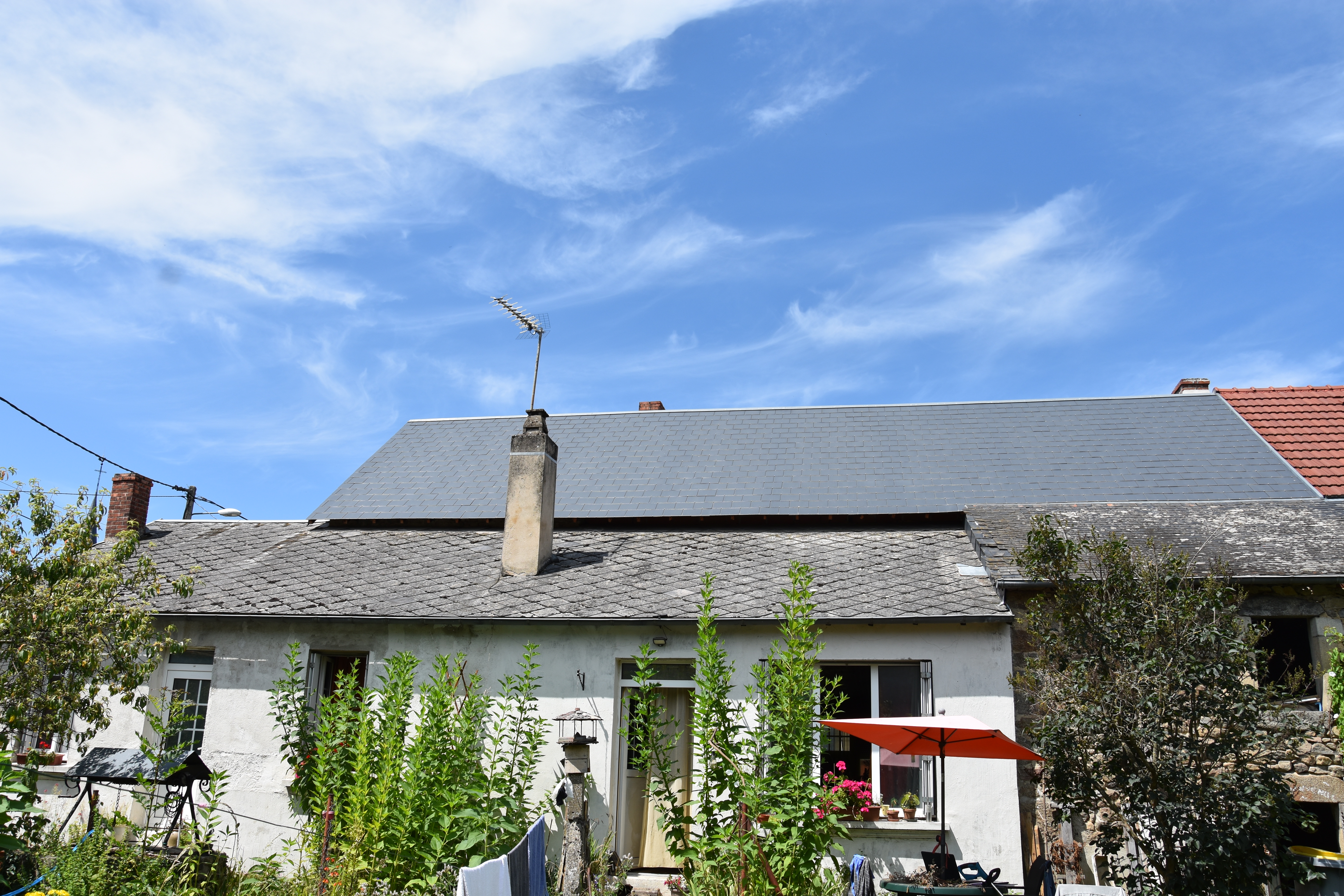 Bâtisse propice à différent projets : chambre d'hôtes, gites, commerce, atelier d'artiste, etc. C'est un ancien commerce : Salle de danse/restaurant avec espace bar et une pièce qui servait d'épicerie qui donnait sur une ancienne cuisine salle à manger. Les deux espaces ont leurs portes donnant sur l'escalier côté place de l'église. Actuellement utilisée depuis trois ans comme résidence principale. La grande pièce de l'ancien espace restaurant est utilisé comme salon et a commencé à subir des rafraîchissements : ajout de prises, câbles électriques en tissu et compteurs en céramique enlevés, murs rafraîchis, enduits et peints pour certains, et isolation côté rue ainsi que de belles double portes fenêtres toute neuves (permettant d'ouvrir en grand sur la route si nécessaire). À l'étage, deux des trois chambres ont été rénovées et remises au goût du jour, et le plancher en chêne a été entretenu (poncé et huilé).  

Cette bâtisse est de 175m2 habitable selon estimation d'une agence. Elle peut s'agrandir sur la dépendance qui est attenante et qui a la même toiture neuve, la même profondeur et donne sur le jardin.

Toitures : la grande toiture (couvrant le 1er étage) a été totalement refaite en septembre 2021 et couvre l'espace actuellement habitable ainsi que la bâtisse attenante (qui reste à rénover : garage et pièces supplémentaires possibles au R.C. et à l'étage). Reste une petite toiture à refaire, d'environ 5mx 4m couvrant cette bâtisse attenante, côté jardin (ou je souhaitais faire une chambre au R.C).

Les huisseries côté place de l'église ont été changées en 2022. Double porte battante et deux fenêtres en oscillo-battant avec store solaire posés dans la grande salle (donnant côté place). La porte-fenêtre de l'ancienne épicerie a été 8changée (la vitrine n'a pas été changée ni le store manuel) et est en oscillo-battant. Les fenêtres de la salle d'eau et des toilettes sont aussi neuves et en oscillo-battant.

L'ancienne épicerie a été remise aux normes électriques par un professionnel : nouveau tableau avec disjoncteur, câblage jusqu'à la borne EDF extérieure, et installation de goulottes et prises dans la pièce. La pièce actuellement utilisée comme cuisine a été rénovée : murs refaits, installation de prises, crédence, et isolation thermique des murs. Isolation au sol dans les combles et sous le plancher de l'ancienne épicerie.

Un jardin clôturé de 300 m² environ, avec pommier, pêcher, groseillier et autres plantes aromatiques, est situé côté sud. Sont accès est possible depuis la maison mais aussi depuis la petite ruelle à l'angle de la bâtisse. L'ancienne salle de danse donne accès au jardin, offrant ainsi la possibilité de créer une terrasse pour la clientèle ou, si la maison est utilisée comme résidence principale, de créer un salon donnant accès au jardin. L'espace cuisine a également une porte menant au jardin, avec quatre marches à descendre. Le jardin est légèrement incliné mais à peine, permettant ainsi aux fortes pluies de s'écouler dans la rue. Un puits alimenté par une des sources du village permet d'arroser le jardin. Ce jardin actuellement très vert, apporte fraicheur la journée et le soir  en période estivale.

Le village est situé entre deux autres communes qui possèdent quelques commerces (magasin de bricolage, boucherie, bar, librairie, etc. mais il faut prendre sa voiture à chaque fois et pour ceux qui n'ont pas de voiture, de permis ou les anciens cela n'est pas facile pour eux). Saint Fargeol, n'a qu'un bar ouvert tous les matins seulement et mériterais de retrouver un commerce ouvert en après-midi ou soirée : dépôt de pain, salon de thé, bar épicerie ou petite salle de réception. Une association artistique organise 3 ou 4 concerts en été chaque année.  Sur la communes : cours de Yoga, une Ets de confiture et diverses associations. Dans les communes voisines : écoles, maraichers bio, marchés, boucher, un Circuit de kart et d'accrobranche, compagnie de théâtre, etc.
Dans les environs : deux ressourceries, lycées agricoles, etc. La propriété est à 20mn de l'entrée de Montluçon et environ 35 à 40mn du centre ville.
La maison (ancien commerce) donne sur la route principale avec possibilité de ce garer devant ou devant l'église. Les poids-lourds livrant les diverses entreprises locales et les usagers passent devant sur cette axes principale du village donc visibilités assuré et possibilité de ce faire livrer.

Dim des pièces : 
- Salon/ex-restaurant : 10mx5m
- Pièce de l'ex épicerie : 4m x 6,80m
- Chambres : 5x2.80m (pour les plus petites) et plus de 6mx3mpour la 3ème.
- Cuisine rénové : 4.60x3.30m (possibilité d'agrandir sur l'ancienne cuisine d'environ 10m2 car mur non porteur. Actuellement dans cette ancienne pièce ou il y avait une cuisinière à bois, il y a l'évier et le chauffe eau).
- Petit toilette mais mur rafraichis et une couche d'isolation liège.
- Salle d'eau : rénovation en projet cabine de douche à changer (sera fait ou à faire).