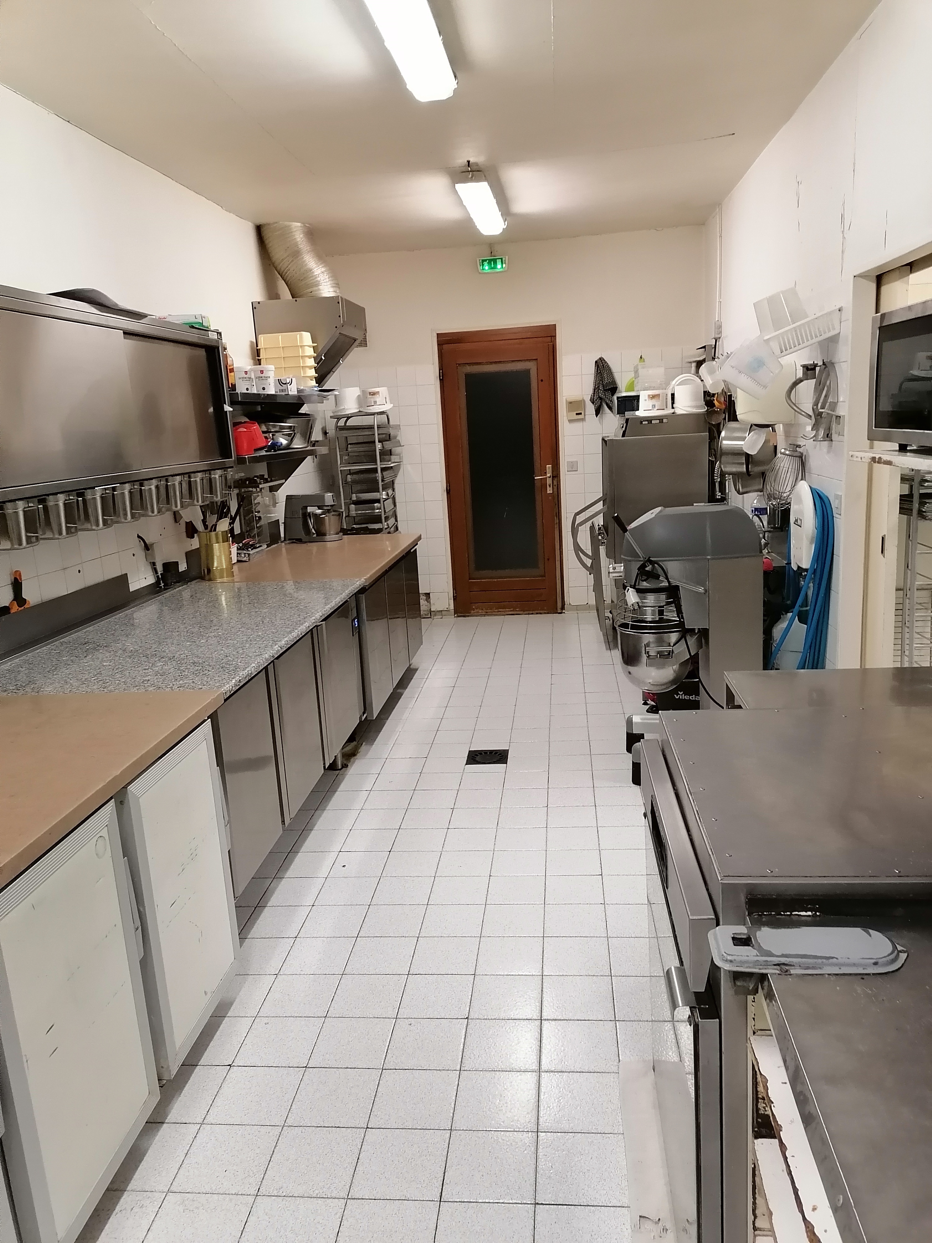 Boulangerie Pâtisserie à vendre (sud sarthe) – Fonds de commerce – Sans concurrence – Fort potentiel

Description :À vendre fonds de commerce boulangerie-pâtisserie idéalement située, sans concurrence directe sur le secteur.

Établissement sain, bien entretenu, avec une clientèle fidèle et régulière.

Chiffre d’affaires :Environ 230 000 €   2025.

Conditions de travail :

Fermée 2 jours et demi par semaine

5 semaines de congés annuels

Potentiel de développement :

Activité snacking à développer (fort potentiel de croissance)

Possibilité d’élargir l’offre : sandwichs, formules déjeuner, viennoiseries, traiteur

Affaire idéale pour artisan boulanger, pâtissier ou couple souhaitant allier rentabilité et qualité de vie.
Logement 4 chambre avec cours fermé.
Loyer. 1230 e
Prix : 120 000e (possible de négocier) 

Pour plus d’informations, merci de me contacter par message.