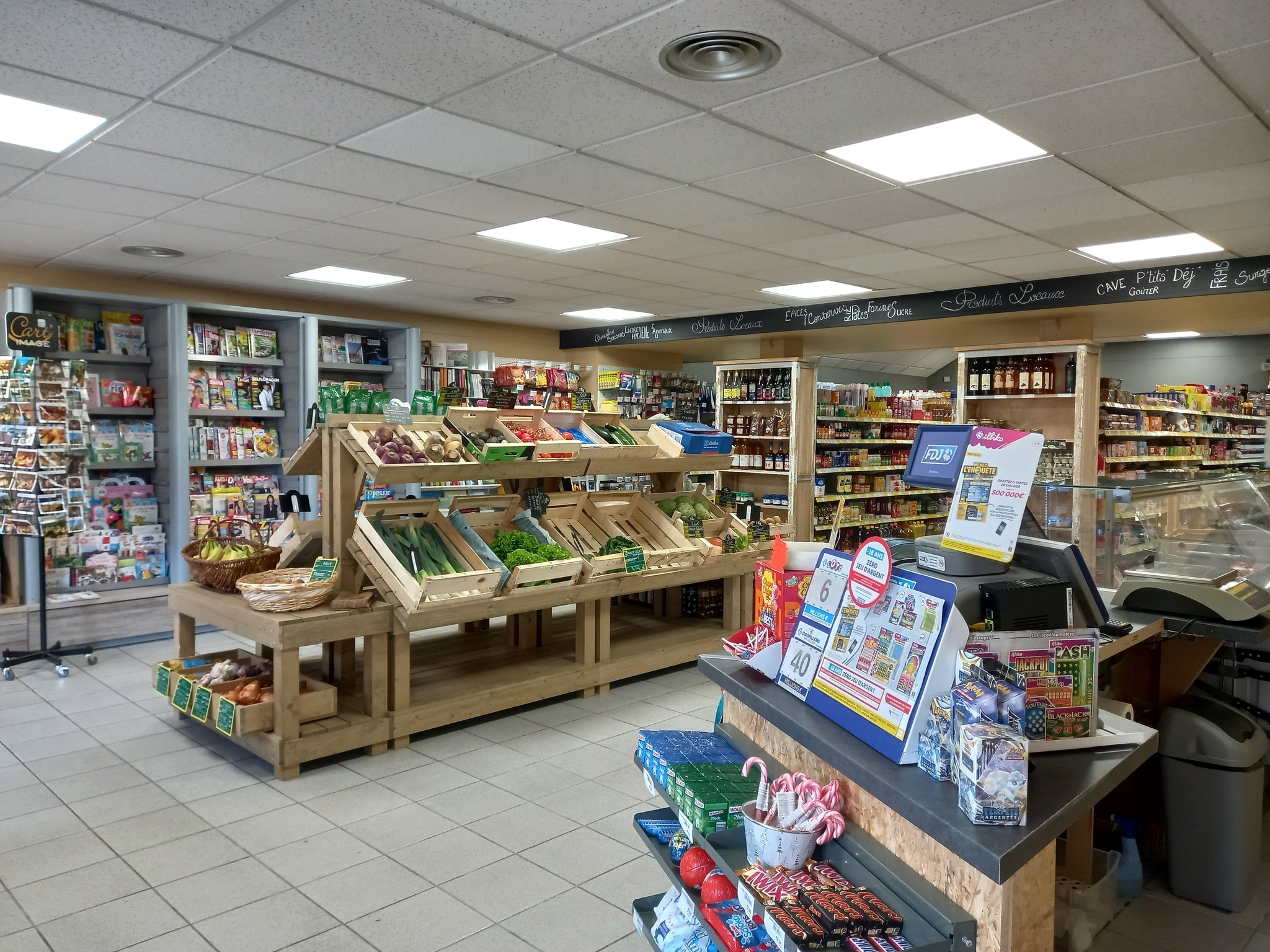 Cette épicerie de proximité, située à Nedde, sur le Plateau de Millevaches au carrefour des trois départements de l’ex-Limousin est à reprendre. Implantée sur la commune depuis de nombreuses années, elle est une composante essentielle de la vie locale et bénéficie d’une excellente réputation. Son emplacement stratégique, en cœur de bourg, à proximité de l’école, des services, d’un village vacances et d’un camping contribue à son dynamisme. 
L’établissement dispose d’une clientèle fidèle : habitants, collectivités locales, associations, ainsi que d’un flux important de touristes attirés par les richesses du territoire, ses sentiers de randonnées et ses sites emblématiques comme le Lac de Vassivière, à une dizaine de kilomètres. 
La gérante actuelle a su développer une large gamme de produits d’alimentation générale de qualité incluant des produits frais (viande, fruits et légumes), des produits locaux et d’épicerie fine. Pour répondre aux besoins de sa clientèle, l’épicerie propose également des services complémentaires : presse, dépôt de gaz, française des jeux, livraison à domicile.
Le rez-de-chaussée à usage commercial, rénové récemment avec goût, est parfaitement fonctionnel. Il dispose de tous les équipements nécessaires (vitrines réfrigérées positives et négatives, vitrine de service, chambre froide, caisse enregistreuse, rayonnages, rôtisserie, trancheuse, etc.) dont la majorité a été renouvelé ces dernières années. 
Cet établissement est idéal pour une personne, ou un couple, souhaitant s’investir dans une activité commerciale en milieu rural tout en bénéficiant d’un cadre de vie de qualité. Les repreneurs pourront bénéficier d’un accompagnement pour faciliter leur installation de la part de la gérante actuelle ainsi que d’un réseau de partenaires de l’accompagnement. 
Prix de fonds de commerce : 60 000 € (hors stock). 
Possibilité de rachat du bâtiment qui comprend, en plus de la partie commerciale, un espace d’habitation situé à l’étage et disposant d’une entrée indépendante. 
Pour plus d'informations ou pour organiser une visite, contactez-nous.