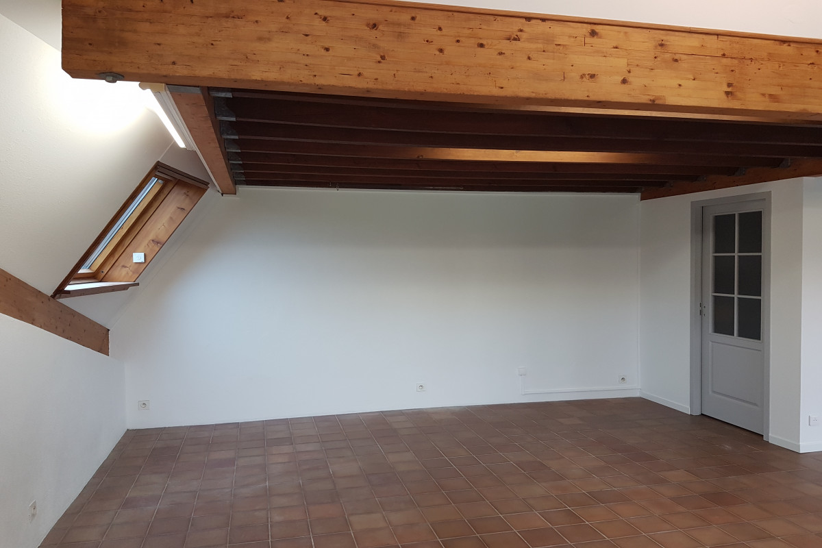 Superbe local indépendant, 65m², confortable lumineux, très bien placé avec un  parking privé qui longe la vitrine (10 m) en façade, jouxtant le  parking communal, situé sur la départementale 133 au 12 route d'Arette  64570 Aramits. 
Un espace fermé par une porte vitrée donne sur deux pièces. D?abord un évier posé sur un plan de travail + un petit chauffe-eau électrique. Ensuite un WC suspendu aux normes handicapé. Le câble de branchement de la fibre en place.
Non soumis au DPE car le mode de chauffage est à déterminer.