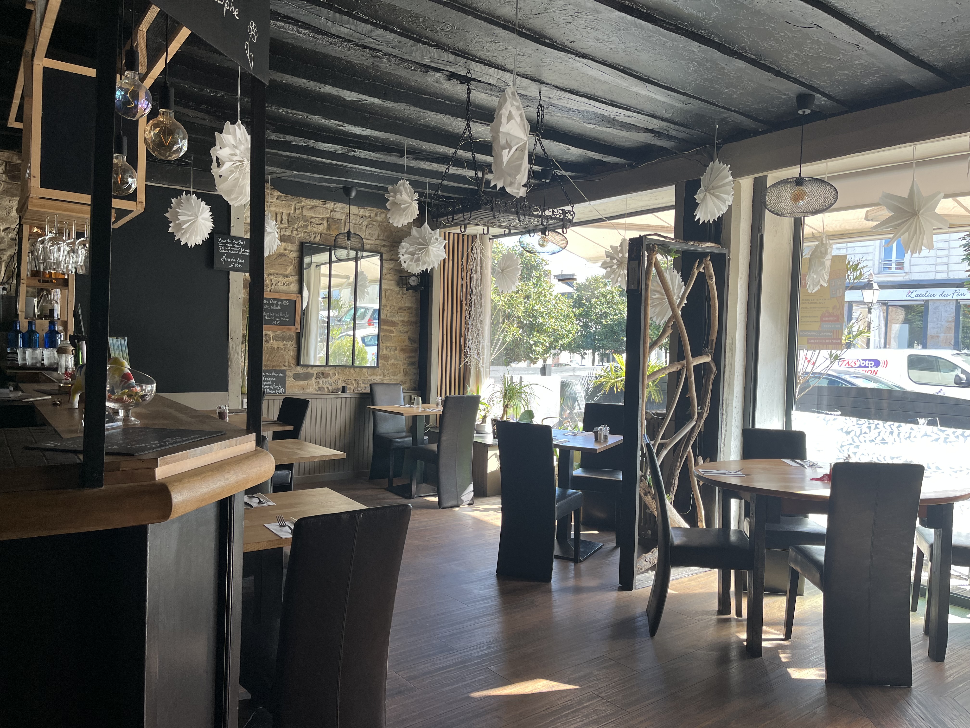 En plein centre bourg venez découvrir cette adresse qui s’aura peut être vous séduire!!!
Dans une commune en plein essor économique avec maison médicale, écoles primaires, collège à 5 minutes à pied, commerces de proximité, fibre…
Rejoindre Rennes ou Nantes en train n’est même plus un souci, tous les jours plusieurs trains!!!

Ce Restaurant à la Décoration chaleureuse , conviviale accueille chaque midi une clientèle locale et de passage suivant saison.
Places de parking devant le restaurant 
Affaire idéale à deux, cuisine professionnelle bien équipée qui s’adapte à à tous types de restauration 
Capacité d’une quarantaine de couverts,  extérieure 18 places.Ouvert  du lundi au samedi midi et le vendredi soir, 7 semaines de vacances par an (scolaires ou pas!) 
Cadre de vie idéale pour élever une famille.
Le fond de commerce peut être repris ainsi ou si vous avez d’autres envies de commerce la commune est très ouverte!
Bel Appartement de 160 m2 sur place, très calme.( Photos sur demande)
Pas de travaux à prévoir.