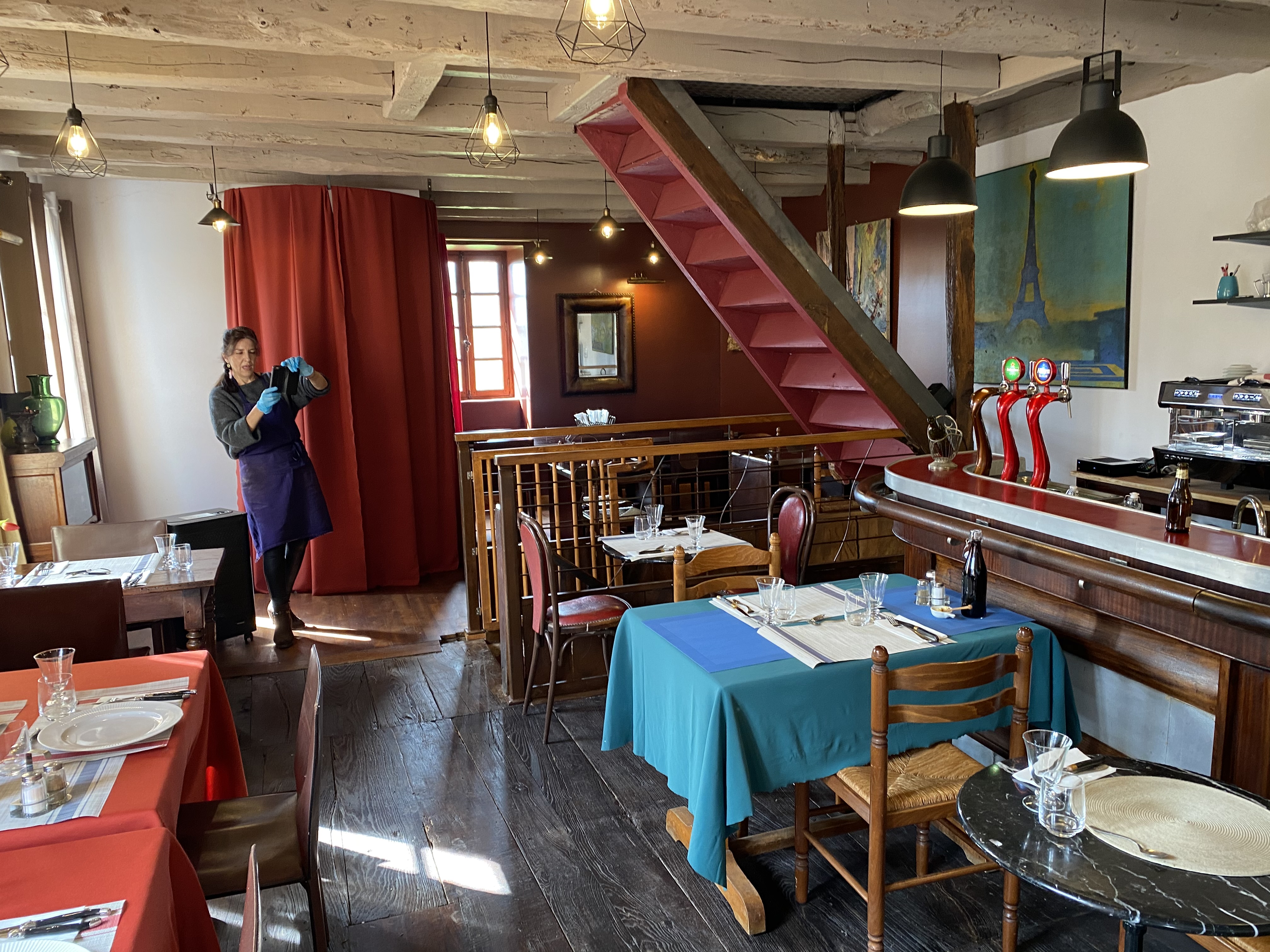 ancien presbytère dans le lot entre rocamadour et Padirac ,,restaurant sur deux niveaux,50,places à l’intérieur,50places à l’extérieur,le restaurant est entièrement rénové,et complètement équipé également une grange attenante au restaurant de 50 m2,,possibilité d’une épicerie ou autre brocante,par exemple,situé au cœur du village ,une belle clientèle est attachée au restaurant,mais pour des problèmes de santé ,nous sommes obligés de vendre notre fond de commerce