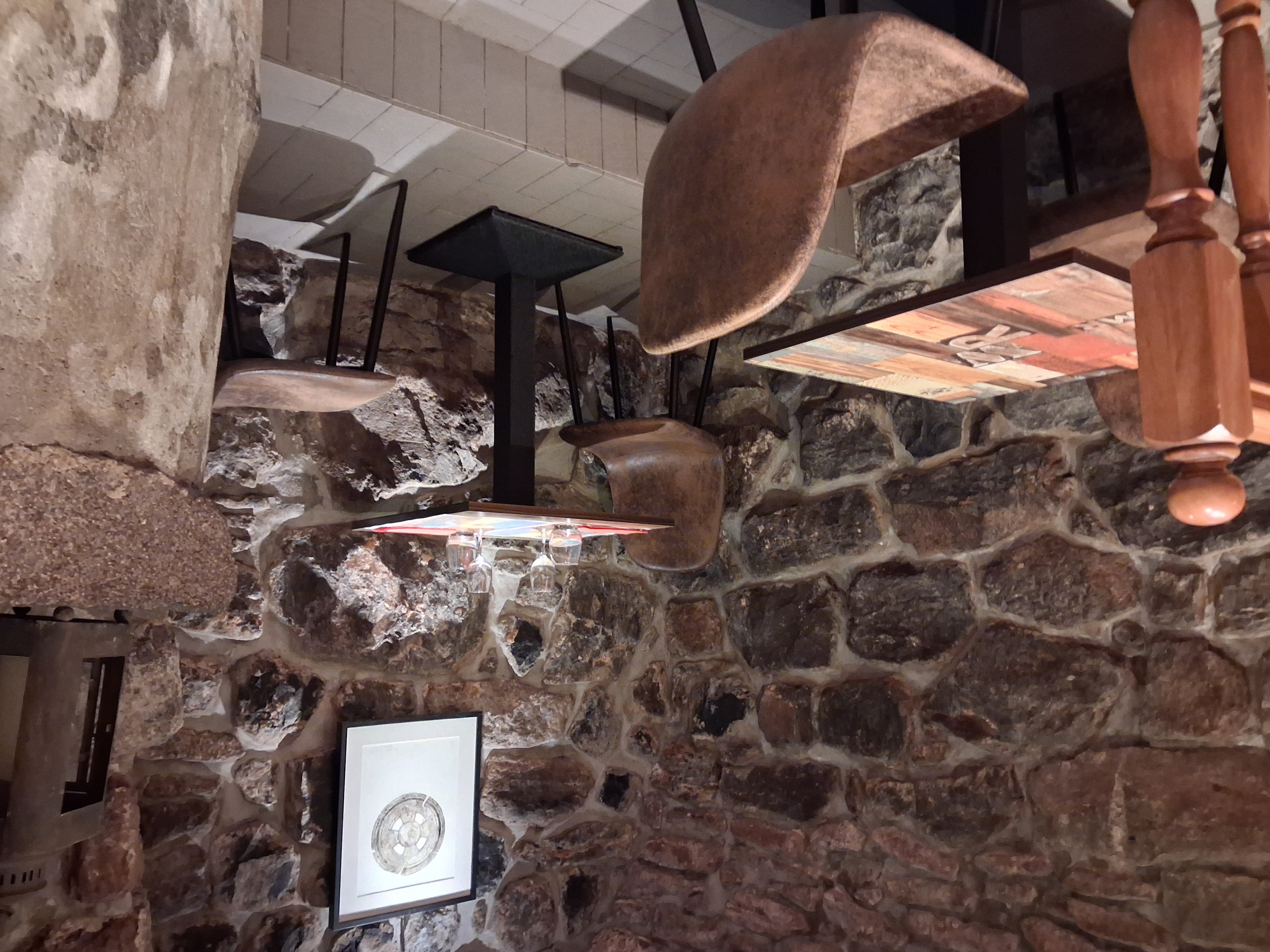 À VENDRE – Fonds de commerce , cause départ en retraite 
Bar / Restaurant exploité en Crêperie – Murat (Cantal)
Belle opportunité de reprise au cœur de Murat (15300), charmante Petite Cité de Caractère située au pied des Monts du Cantal.
Établissement de bar et restaurant exploité en crêperie, bénéficiant d'une excellente réputation et d'une clientèle fidèle, locale, touristique et de passage. Son cadre chaleureux et convivial en fait une adresse appréciée.
Caractéristiques
Licence IV
Salle de restaurant de 26 places assises
Deux terrasses :
une terrasse de 12 places
une terrasse de 18 places
Capacité totale : 56 places
Cuisine équipée et matériel d'exploitation
Établissement clé en main, prêt à être exploité
Fort potentiel de développement
Cette affaire conviendra parfaitement à un couple ou à des professionnels souhaitant reprendre un établissement reconnu et poursuivre son développement dans un environnement agréable.
Plus de photos sur demande.
Pour tout renseignement complémentaire ou organiser une visite, merci de nous contacter.
