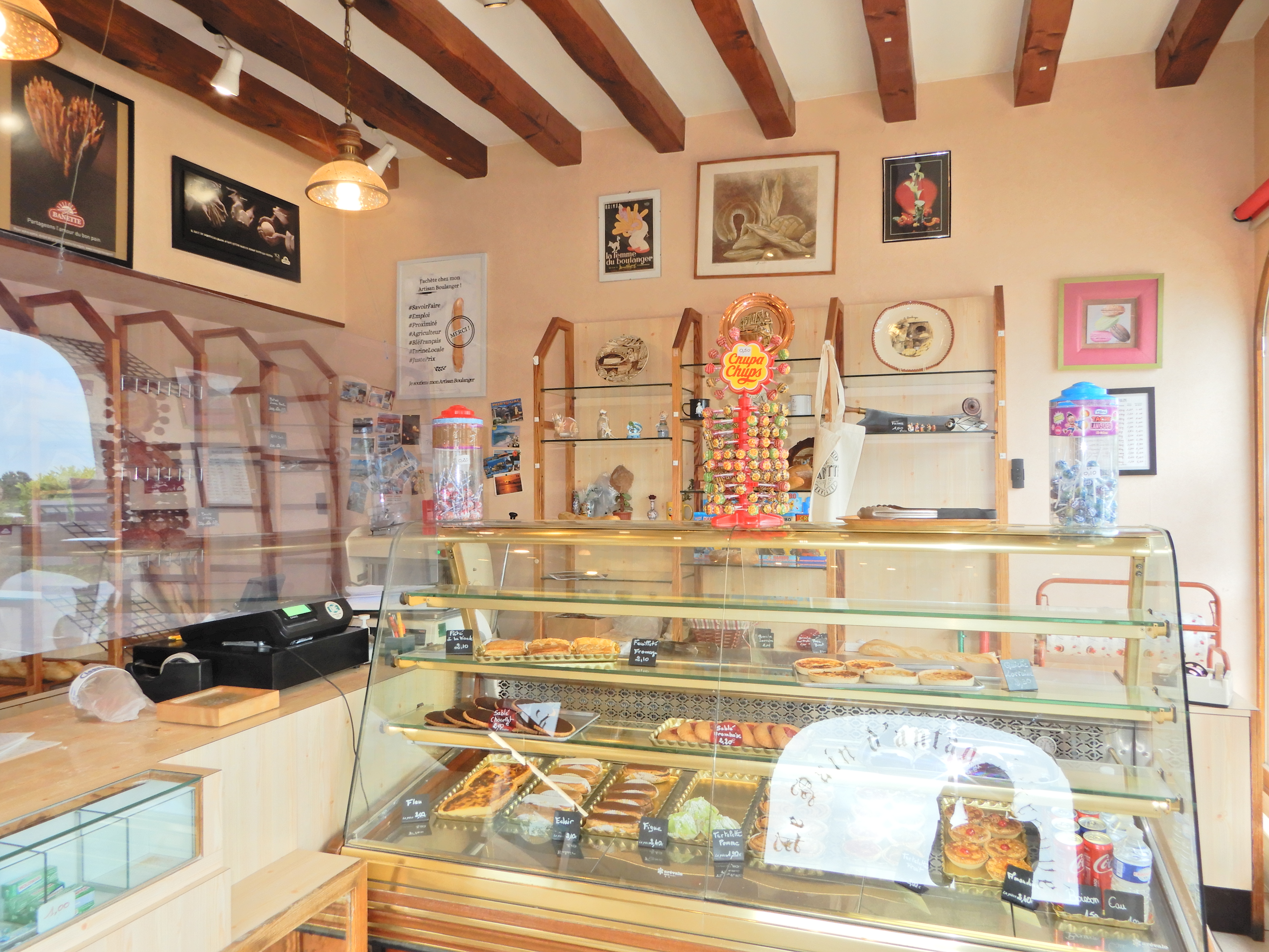 Vends cause retraite Boulangerie Pâtisserie située à Cercy La Tour dans la Nièvre Petite commune de Bourgogne Franche Comté  très touristique avec ses rivières et le canal du Nivernais 
A 3h de Paris et 2h30 de Lyon
 Ecoles, Collège 
Le commerce comprend un laboratoire professionnel de 135m², le four est alimenté au fuel
Le magasin de 20m² avec accès direct depuis une cuisine aménagée de 40m² 
A l'étage appartement de 120m² comprenant 3 chambres, salle, salon salle de bain toilettes
Un parking privé est réservé à la clientèle  , proche d 'un cabinet médical, maison des services, librairie bureau de tabac, bar PMU, épicerie, à 250m une pharmacie 
Vendu Chiffre d'affaire tout magasin