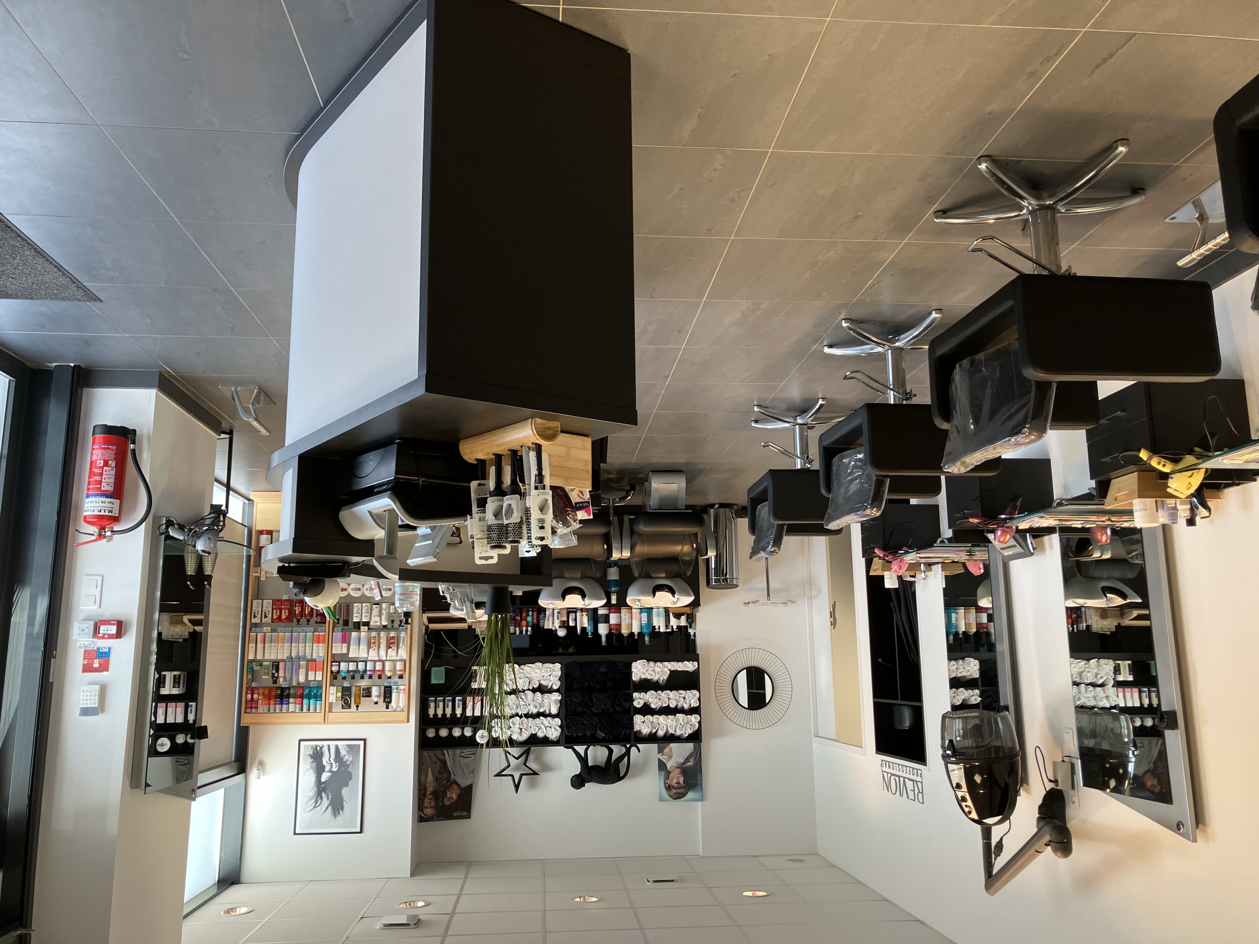 Créé en 2005,ce salon de coiffure bénéficie d’un emplacement privilégié au sein d’un centre commercial, l’assurant une excellente visibilité et un flux régulier de clientèle. Présent depuis plus de 20 ans, il a su développer une clientèle fidèle et une activité stable.Entièrement réaménager en 2019, le salon propose un cadre contemporain, lumineux, et parfaitement entretenu. Aucun investissement n’est à prévoir permettant une reprise immédiate dans les meilleures conditions. Surface commerciale 44 m² ,surface totale 70 m2 , 3 bacs dont 1PMR, 5            postes de coiffage, aucun salarié à reprendre chiffre d’affaires annuel HT  142 000 €, loyer mensuel 570 €HT . Cette affaire constitue une excellente opportunité pour un professionnel souhaitant s’installer dans un salon, rentable, bénéficiant d’un emplacement de qualité, d’un faible loyer ,d’une clientèle fidèle. Son potentiel de développement et son excellent état général en un investissement particulièrement attractif.