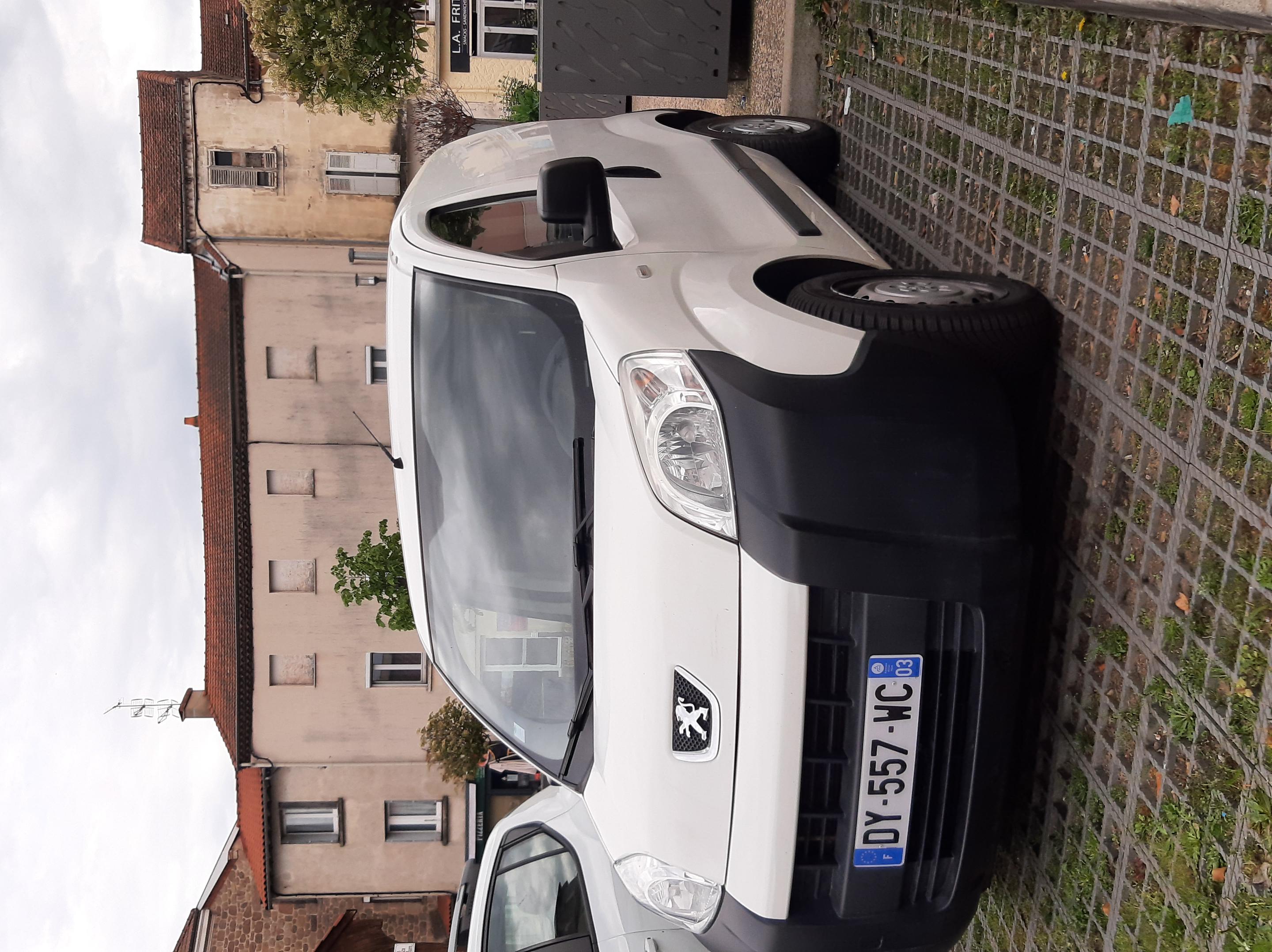 A vendre, pour raison de santé, après 26 ans d’exploitation, fonds de commerce de charcuterie traiteur situé en centre-ville de Sainte-Florine (43), dernier commerce de ce type dans la ville, (3283 hab + 3445 hab sur la commune voisine). 
Commerce très propre, sur 94m² (labo + commerce + cuisine), équipé de tout le matériel technique de production nécessaire (véhicule de livraison et cellule de refroidissement changés en 2025). Demande importante, accueil chaleureux et souriant, et produits appréciés (très bon avis google). Clientèle fidèle, particuliers et collectivités.
Activités : Charcuterie, traiteur, livraison de repas au domicile des personnes âgées.
Possibilité de développer une offre en boucherie, et l’activité traiteur pour des groupes, mariages, anniversaires…
Equipe composée du chef d’entreprise, de 2 ouvriers à mi-temps et ¾ temps, et d’un charcutier temps plein.
Idéal pour un couple de professionnels, avec maintien des 2 emplois temps partiel (transfert de compétences).
CA en progression (environ 270 K€)
Les murs sont vendus avec le fonds de commerce.
Prix du fonds de commerce : 60 K€
Prix des murs commerce + murs privés (Sous sol, RDC commercial + 2 étages de 145 m² en tout, habitables) : 140 K€
Contact : Nadine SALSON - tél : 07 84 20 83 49 - mail : nadine.salson@orange.fr