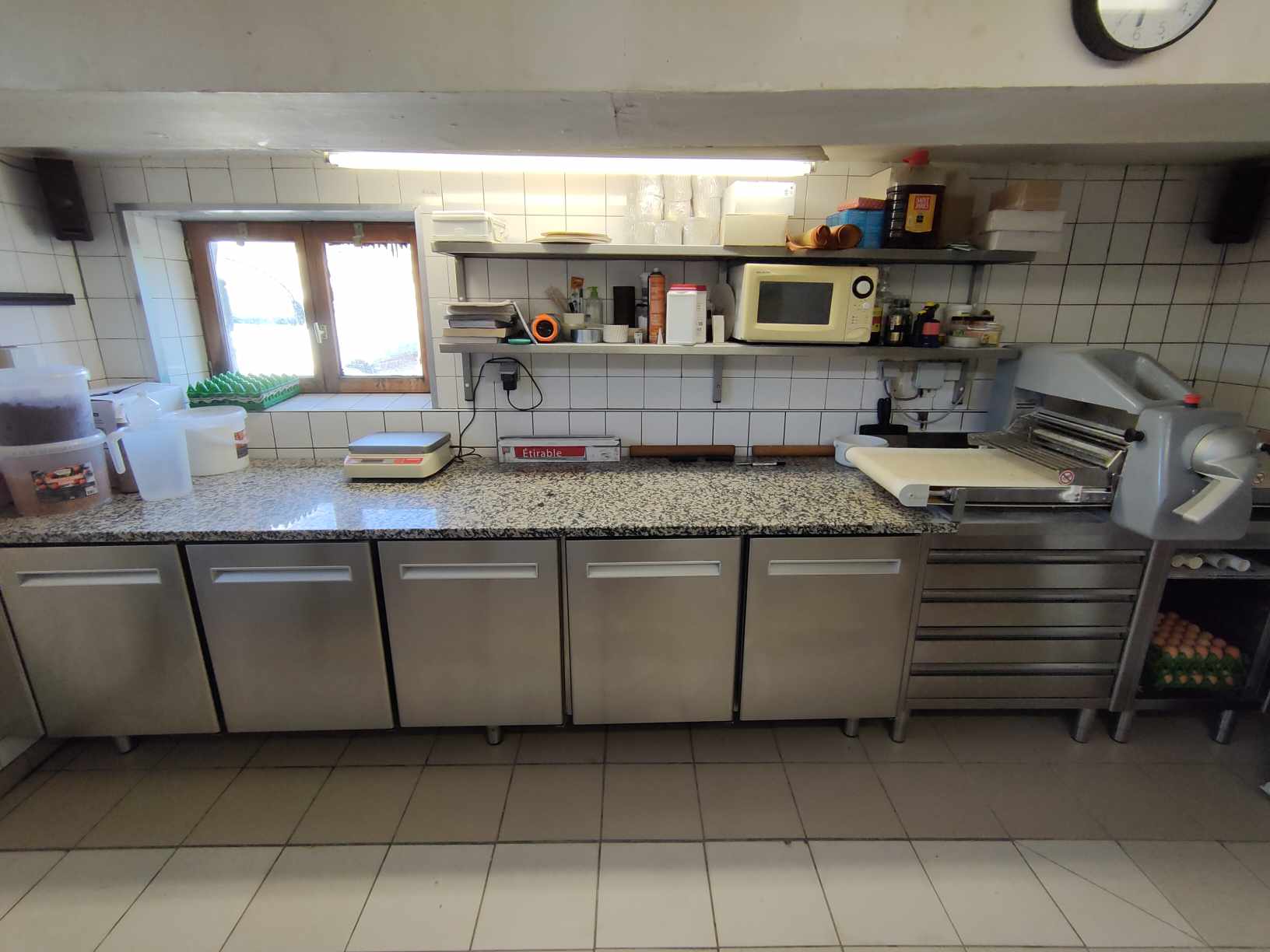 A vendre Boulangerie Pâtisserie, située à Vivoin (72170) dans une commune dynamique (écoles, boucherie, grande usine) d'environ 1000 habitants en supplément lotissement en construction. Communes aux alentours sans boulangerie.
Nous travaillons avec les cantines, les dépôts de pain et les gîtes alentours. Pas mal de touristes l'été et de groupes de scouts. Prieuré du village qui accueille des expositions d'arts, des mariages et des concerts. 
Beaucoup d'animations à l'année grâce aux différentes associations. 
Se situe à 20 minutes du Mans et d'Alençon proche de l'autoroute.
Matériels récent et bien entretenue :
- Four Bongard 2011 - 3 soles gaz 1 sole électrique
- Congélateur/Surgélateur 4 portes neuf (été 2022)
- Labo pâtisserie récent (2019)
- Véhicule de livraison (2014)
Maison plein pied 3 chambres (9m², 9m² et 13m²), grand salon de 35m², cuisine, salle de bain et WC, jardin et grenier.
Possibilité d'aménager le grenier pour y faire son appartement et agrandir la boulangerie, les plans ont été réalisés par une architecte. Nous avons aussi fait les plans de rénovation de la boutique. 
CA 2024 : 152 000€, meilleure année à 165 000€ avec un apprenti pâtissier. (possibilité de développement en snacking et chocolat, nous avons beaucoup de demande mais nous ne sommes que 2).
Loyer 800€ (possibilité d'acheter les murs 100 000€)
Prix de vente fond de commerce 70 000€