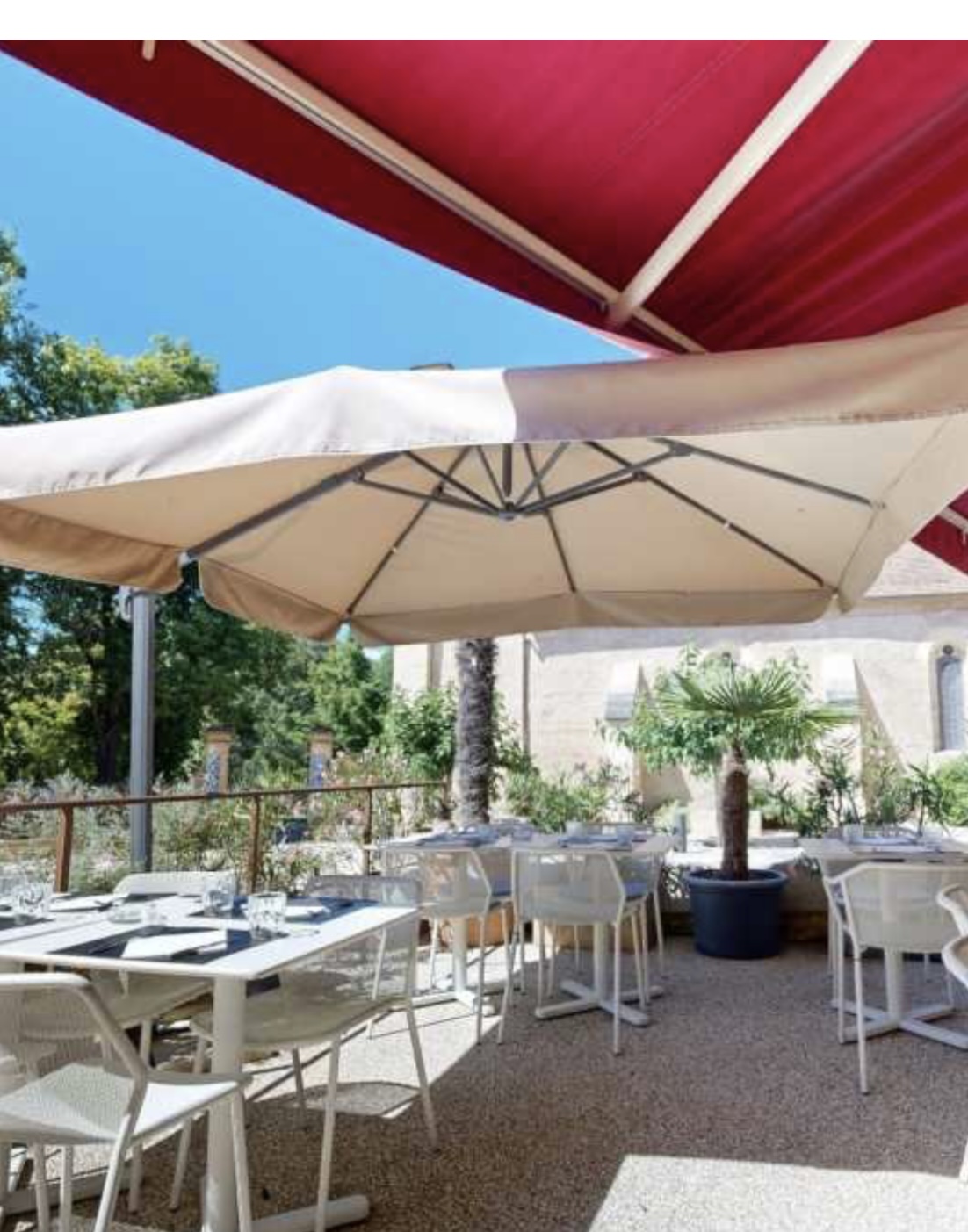Petit établissement situé au croisement de plusieurs routes qui amènent vers tous les sites touristiques de Dordogne.
La bâtisse en pierre, sur 3 étages , d'une belle structure, regroupe au rez- de-chaussée ,le bar, restaurant, partie glaces.
au premier étage le logement, décoré avec beaucoup de goût avec des matériaux de belle facture.
Au deuxième étage se trouvent les chambres, bureau, salle de bain. À l'étage au dessus se situe un grand grenier.
cet établissement possède une belle terrasse qui donne sur un château très prisé pour son parc.
possibilité d'agrandir la terrasse avec l'acceptation du maire très enclin à cette option.
les propriétaires travaillent seuls par choix et ont donc restreint la capacité d'accueil.
Une restructuration avec une amplitude horaire plus importante, des formules et des propositions différentes permettrait d'augmenter le
CA de manière considérable. Ce commerce, de part sa situation amène un grand nombre de touristes et permet de travailler 
différemment selon les saisons.
le bar avec sa licence IV est très peu utilisé, toujours par choix des patrons actuels.
Très belle affaire qui ne demande qu'à progresser .
Aucuns travaux à prévoir, matériel complet, entretenu ,avec beaucoup de neuf.
logement entièrement refait. Très bon cadre de vie.
CA actuel de 120 000 €