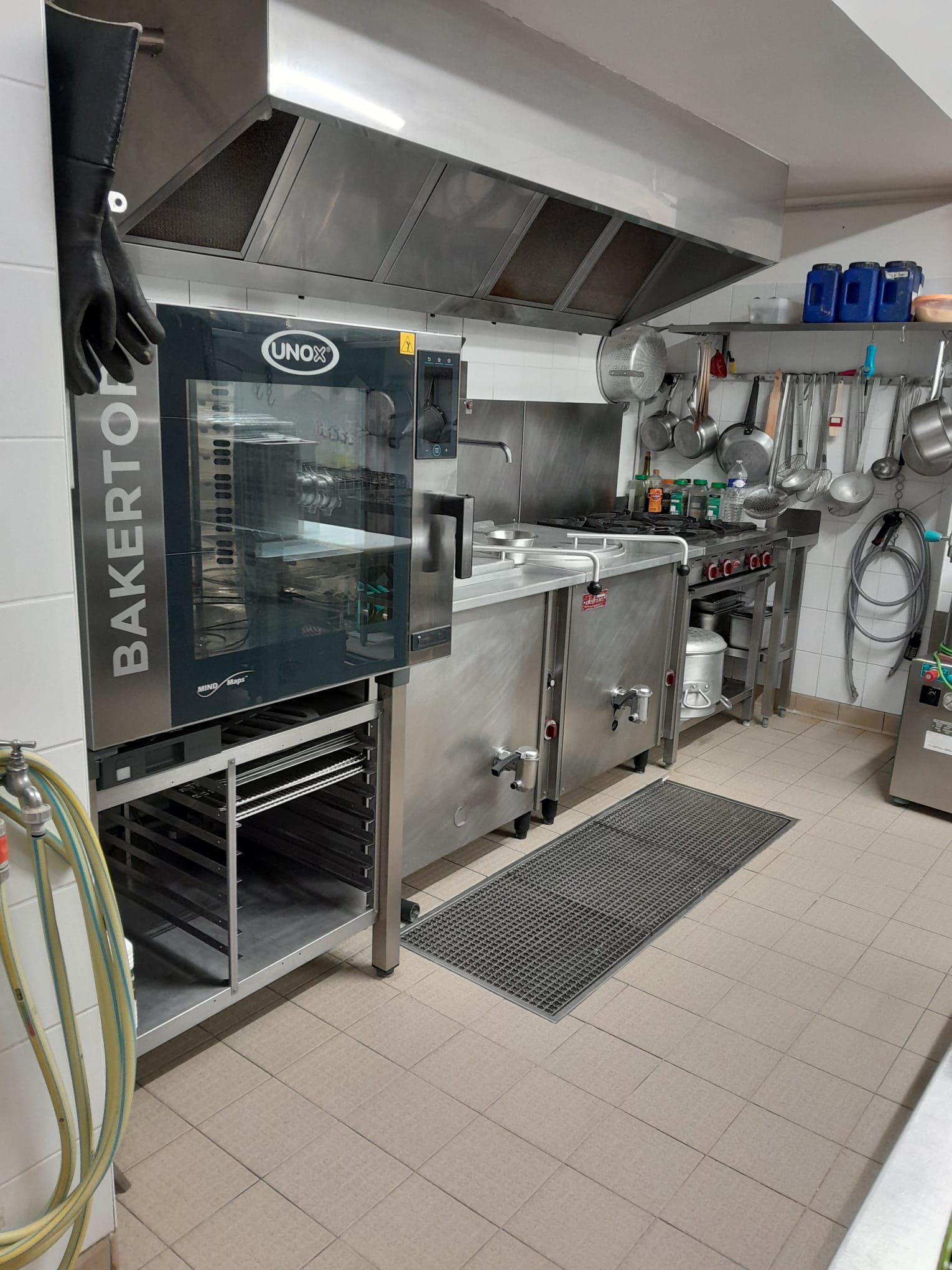 À vendre boucherie charcuterie idéalement située au cœur d’un village touristique. Cause retraite, cession d’une boucherie charcuterie située à Mont-près-Chambord, dans une belle et attrayante commune de 3300 habitants au sud de Blois, à proximité des châteaux et des principaux sites touristiques de la Loire.

 La commune dispose de tous les commerces de proximité (boulangeries, bars, médecins, pharmacie, école, supermarché etc…). Le commerce bénéficie d’un emplacement idéal sur la grande place du village, avec stationnement gratuit.

 La boutique dispose d’une surface de vente d'environ 40m2 et est composée d’une vitrine réfrigérée neuve de 7m. L’établissement comprend aussi : - un laboratoire charcuterie - Un laboratoire viande - Deux chambres froides - Du matériel neuf et en excellent état Il n’y a pas de salariés à reprendre, le commerce étant géré par le couple de propriétaires.

 La clientèle est assidue et le magasin bénéficie d’une réputation solide. Fort potentiel de développement notamment sur la partie traiteur. Bail commercial communal - loyer mensuel 876 €.