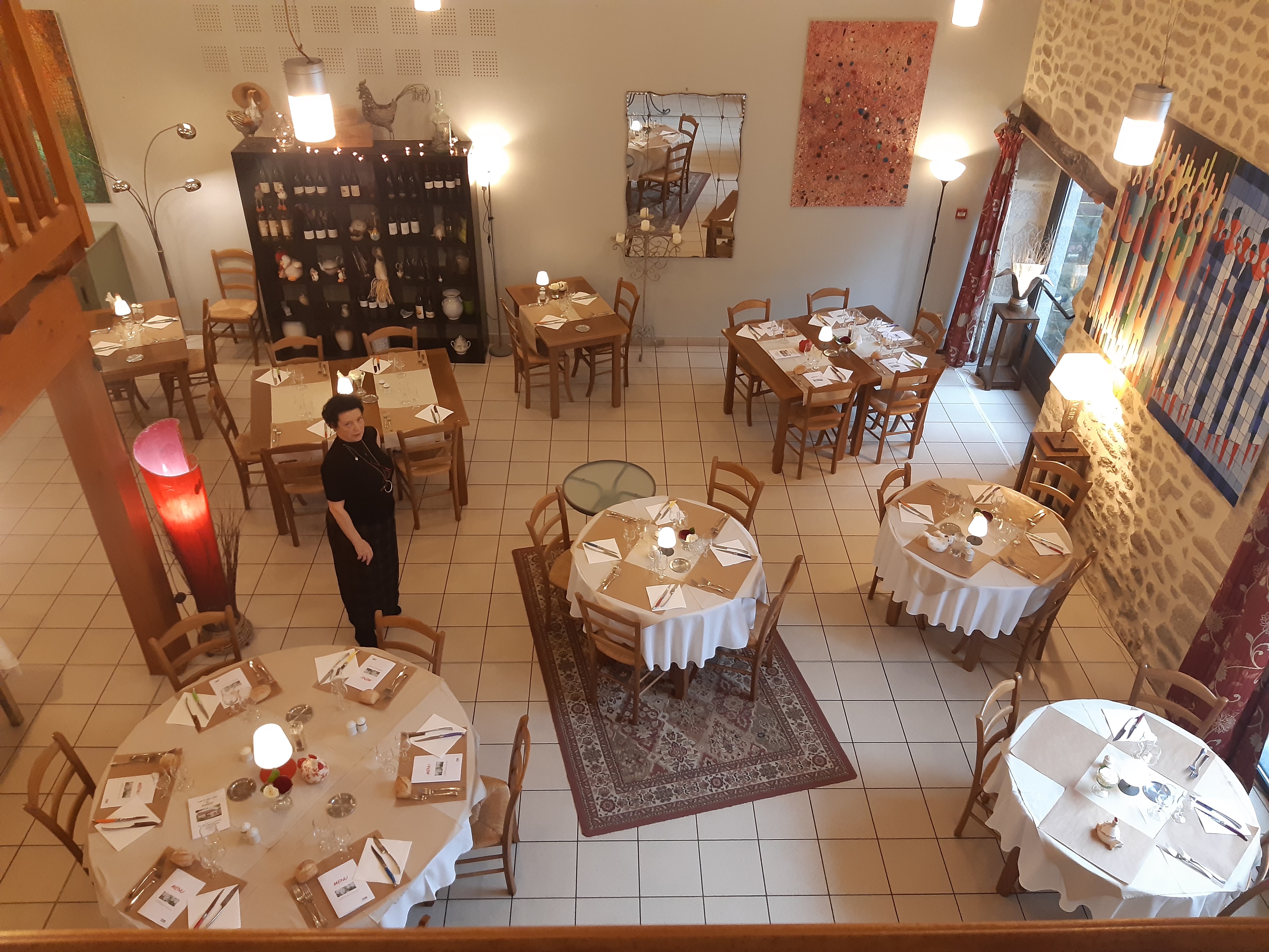 Le restaurant-bar La Table du Lavoir est installé dans un joli bâtiment communal, localisé au coeur du bourg de Montrol-Sénard.
Situé à mi-distance (15 kms) entre Saint-Junien et Bellac, ce petit village touristique, plein de charme, est distant  de 35 kms de Limoges.

Depuis 11 ans, Madeleine et Didier et leur équipe font vivre le restaurant qui est très apprécié par la clientèle, tant pour le cadre que pour la cuisine proposée. Mais, les années passent, et il est temps de lever le pied.

Bénéficiant de la forte attractivité des Monts de Blond et du lieu de mémoire très visité d'Oradour-sur-Glane, Montrol-Sénard est lui-même un écomusée, présentant la vie dans les campagnes au début du 20ème, au travers 17 lieux à visiter, aménagés par l'Association Nostalgie Rurale. 
Il est voisin immédiat de Mortemart, classé Plus Beau Village de France.

Le restaurant comporte une vaste salle lumineuse très agréable, de 50 couverts environ, une mezzanine avec 5-6 tables et une vaste terrasse tranquille, joliment fleurie.