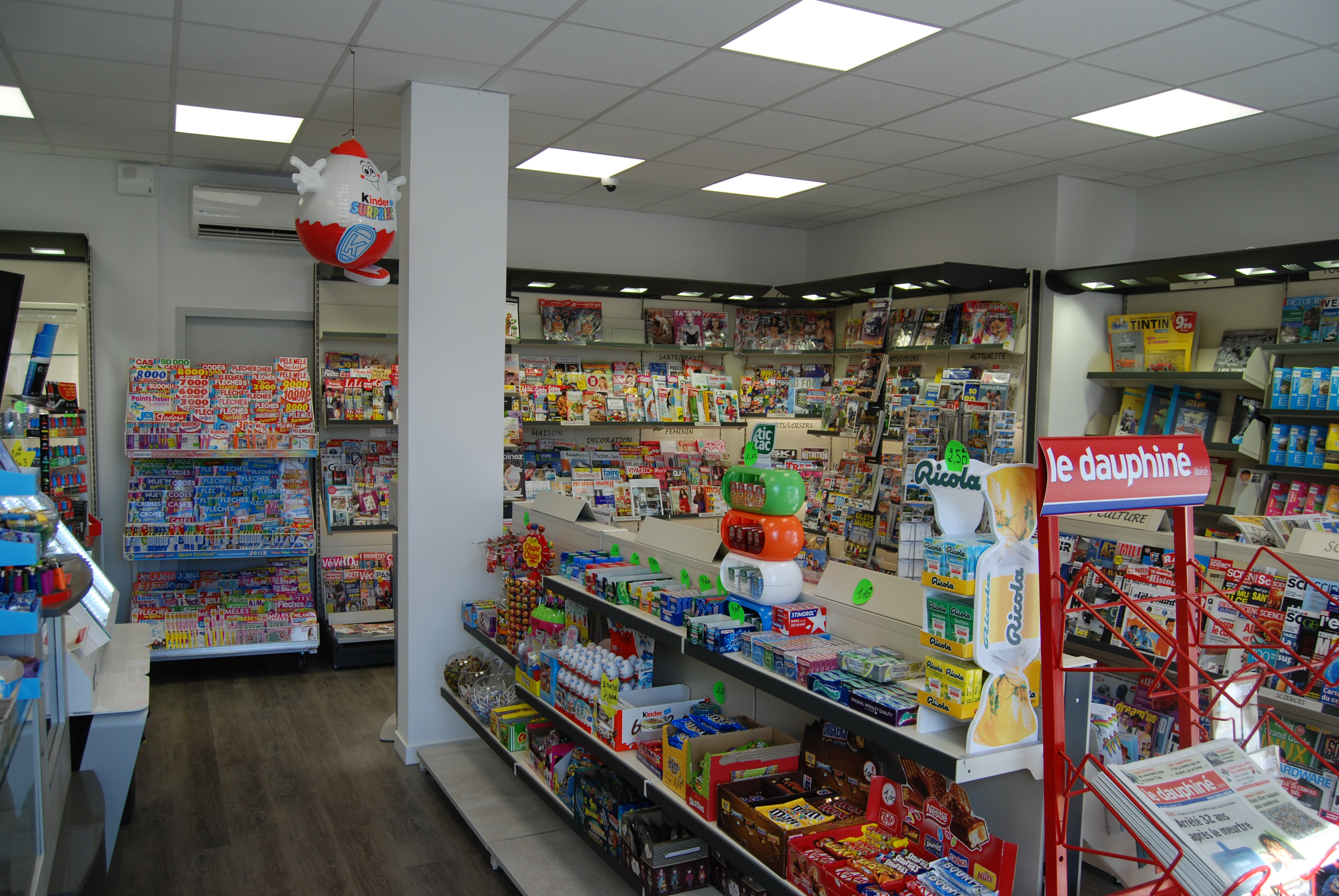 A VENDRE : Fonds de Commerce Tabac-Presse-FDJ-Souvenirs, Sud Ardèche

ℹ️ Exploitation en couple depuis 2005, vente pour cause de départ à la retraite 

📍 Situation idéale : au cœur d’une commune de 9 000 habitants, situé sur la place principale, à proximité immédiate de la gare et de nombreux commerces (supérette, restaurants, bars, boulangeries, banques,…)

✅ Magasin entièrement équipé, conforme aux normes de sécurité et d’accessibilité

✅ État impeccable : entièrement rénové en 2019

✅ Surface : 50 m² de surface de vente + 20 m² de réserve

✅ Stationnement facile : parkings à proximité immédiate

✅ Marché hebdomadaire tous les jeudis matins sur la place

✅ Sécurité renforcée : alarme, vidéosurveillance et rideaux métalliques.

✅ Loyer très attractif : seulement 400 € / mois

👫 Idéal pour un couple  

➡️ Accompagnement possible des repreneurs

💰 Prix du fonds de commerce : 159 000 € hors stock

  📞 Contactez-nous pour plus d’informations ou organiser une visite