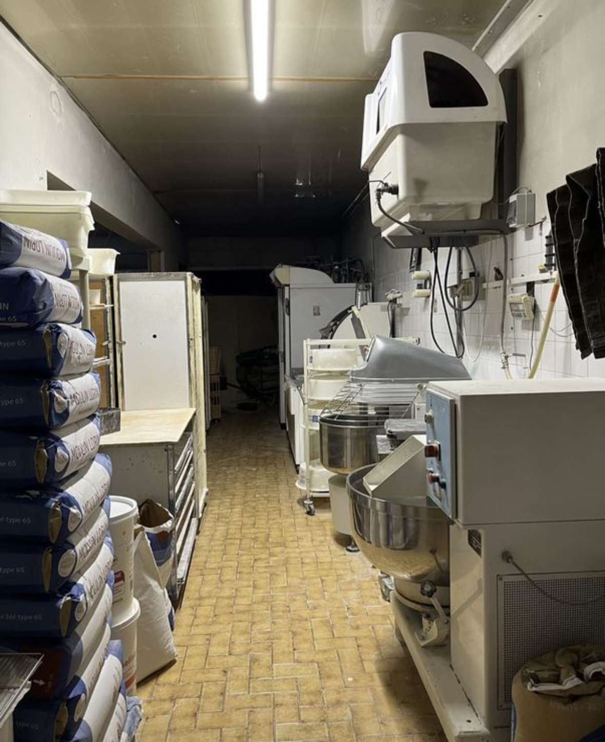 Boulangerie Pâtisserie de 300m2

Entreprise familiale implantée depuis 40 ans au cœur de la commune.
Se distingue par sa cuisson traditionnelle au feu de bois, four visible depuis la boutique qui a elle été rénové récemment. 
Affaire clé en main, saine et prospère, n’attend plus que des repreneurs pour poursuivre et développer cette boulangerie et permettre à ses gérants de partir en retraite.