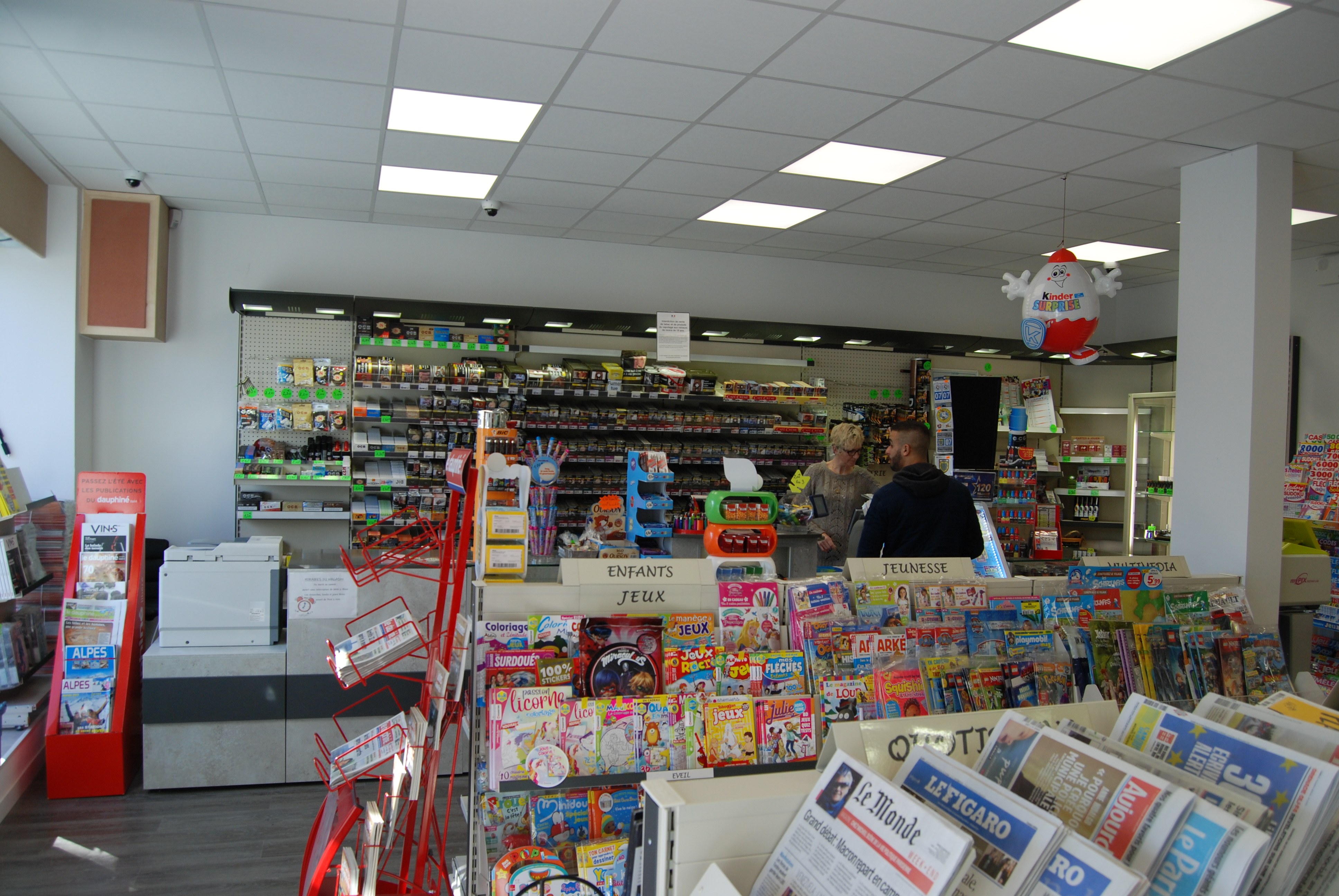 A VENDRE : Fonds de Commerce Tabac-Presse-FDJ-Souvenirs, Sud Ardèche

ℹ️ Exploitation en couple depuis 2005, vente pour cause de départ à la retraite 

📍 Situation idéale : au cœur d’une commune de 9 000 habitants, situé sur la place principale, à proximité immédiate de la gare et de nombreux commerces (supérette, restaurants, bars, boulangeries, banques,…)

✅ Magasin entièrement équipé, conforme aux normes de sécurité et d’accessibilité

✅ État impeccable : entièrement rénové en 2019

✅ Surface : 50 m² de surface de vente + 20 m² de réserve

✅ Stationnement facile : parkings à proximité immédiate

✅ Marché hebdomadaire tous les jeudis matins sur la place

✅ Sécurité renforcée : alarme, vidéosurveillance et rideaux métalliques.

✅ Loyer très attractif : seulement 400 € / mois

👫 Idéal pour un couple  

➡️ Accompagnement possible des repreneurs

💰 Prix du fonds de commerce : 159 000 € hors stock

  📞 Contactez-nous pour plus d’informations ou organiser une visite