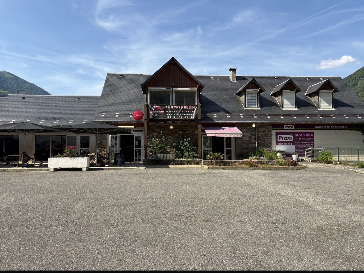 Situé à Saint-Mamet, à l'entrée de Bagnères-de-Luchon et au pied de la station de ski de Superbagnères, cet établissement familial bénéficie d'un emplacement privilégié au cœur des Pyrénées, dans une région dynamique et touristique été comme hiver.

D'une superficie commerciale d'environ 260 m², ce commerce séduit immédiatement par sa belle exposition plein sud et sa grande terrasse ensoleillée tout au long de la journée durant la saison estivale. Un véritable atout pour développer l'activité restauration et profiter pleinement du cadre montagnard exceptionnel offert par la vallée du Luchonnais.

L'établissement dispose actuellement d'une salle de restauration pouvant accueillir 40 couverts dans un espace confortable et lumineux. Grâce à sa configuration spacieuse, il est possible d'augmenter facilement la capacité d'accueil intérieure selon les besoins du futur exploitant.

À seulement 10 minutes des thermes de Bagnères-de-Luchon, le commerce bénéficie d'une clientèle locale fidèle ainsi que du passage régulier des touristes, curistes, randonneurs, cyclistes et amateurs de sports d'hiver.

Caractéristiques principales

Salle de restaurant de 40 couverts avec possibilité d'extension de la capacité d'accueil

Terrasse plein sud de 40 couverts, ensoleillée toute la journée en été

Cuisine professionnelle entièrement équipée

Bar

Espace supérette à fort potentiel de développement

Licence Proxi valable jusqu'en 2031

Aucun salarié à reprendre

Bail commercial 3/6/9 renouvelé en juin 2024

Loyer 1100 €

Parking communal attenant  d'une vingtaine de places

Espaces complémentaires

Appartement T4 de 120 m² situé au-dessus de la partie commerciale

Sous-sol de stockage de 120 m²

Trois chambres froides professionnelles :

2 chambres froides positives

1 chambre froide négative

Une affaire aux multiples possibilités

Restaurant, bar, commerce de proximité, accueil des touristes, développement de l'activité supérette ou événementielle : cet établissement offre de nombreuses perspectives d'évolution pour un couple, une famille ou un professionnel souhaitant s'installer dans un environnement privilégié au cœur des montagnes pyrénéennes.

Une opportunité rare alliant cadre de vie exceptionnel, outil de travail complet et fort potentiel de développement.

Établissement prêt à être exploité immédiatement.

Prix de vente : 100 000 €