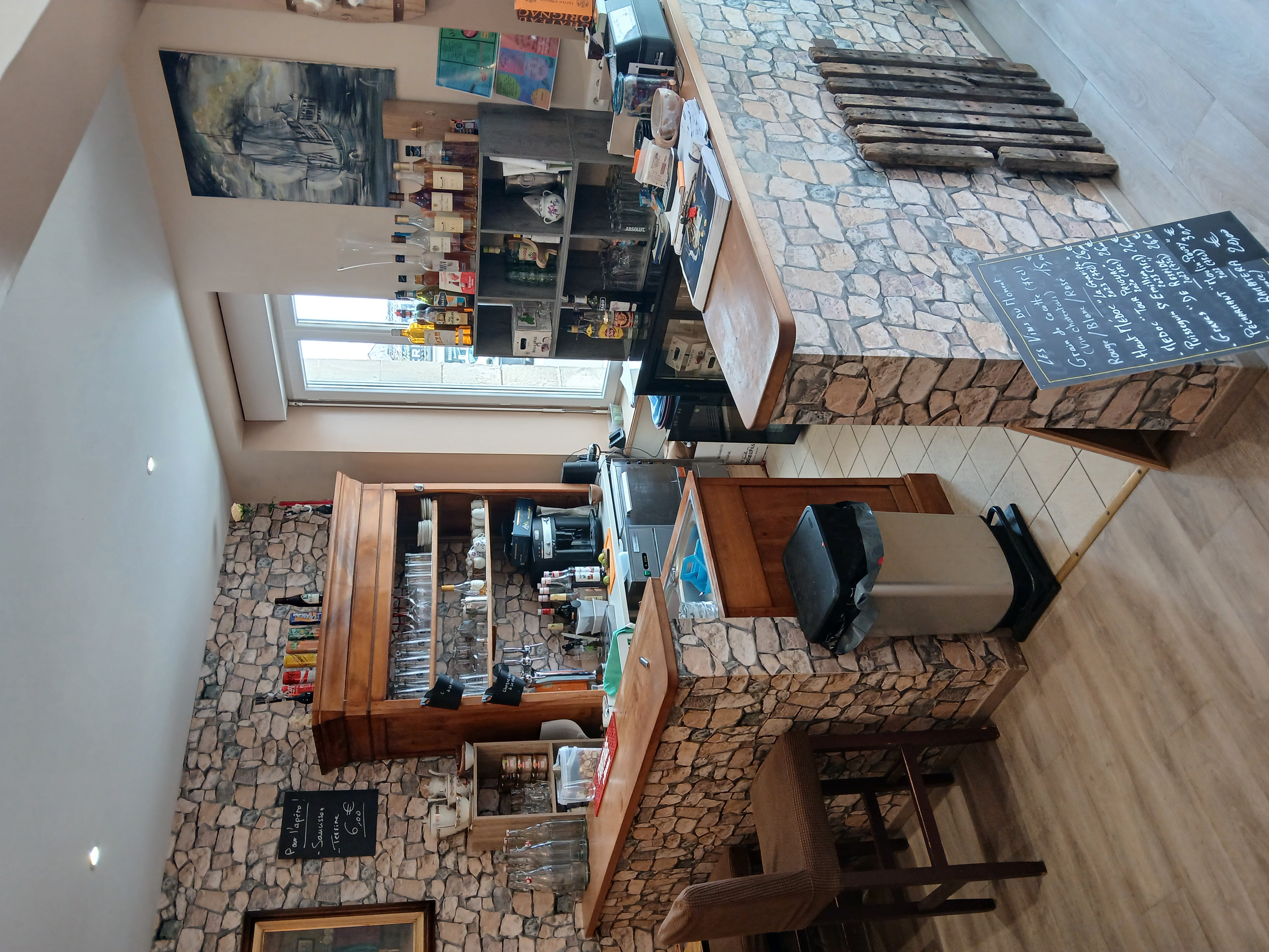 Droit au bail d'un restaurant tout équipé, prêt à ouvrir, suite problème de santé. Restaurant ouvert en Octobre 2024.
Axe Bordeaux / Royan. 
30 places à l'intérieur, 20 places en extérieur + possibilité de faire une autre terrasse de l'autre côté de la route ( la mairie est d'accord).
Décor et vaisselle vintage. TOUT RESTE SUR PLACE.
Loyer mensuel 800€ / mois.
A reprendre par 2 personnes ( couple, associés