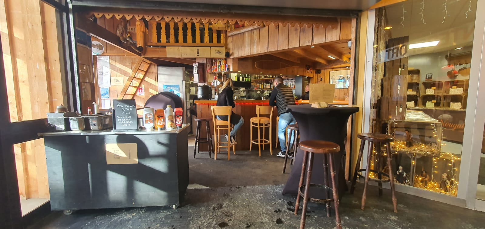 Bar a tapas -  burger 
Plein centre d'une station de ski
Affaire saisonnière 

Idéal couple ou pour 2-3 personnes. 

Petit investissement 
Terrasse neuve 
Pas de contrat brasseur 
Grande réserve 

N'hésitez pas à me contacter pour plus d'information. 

A bientôt