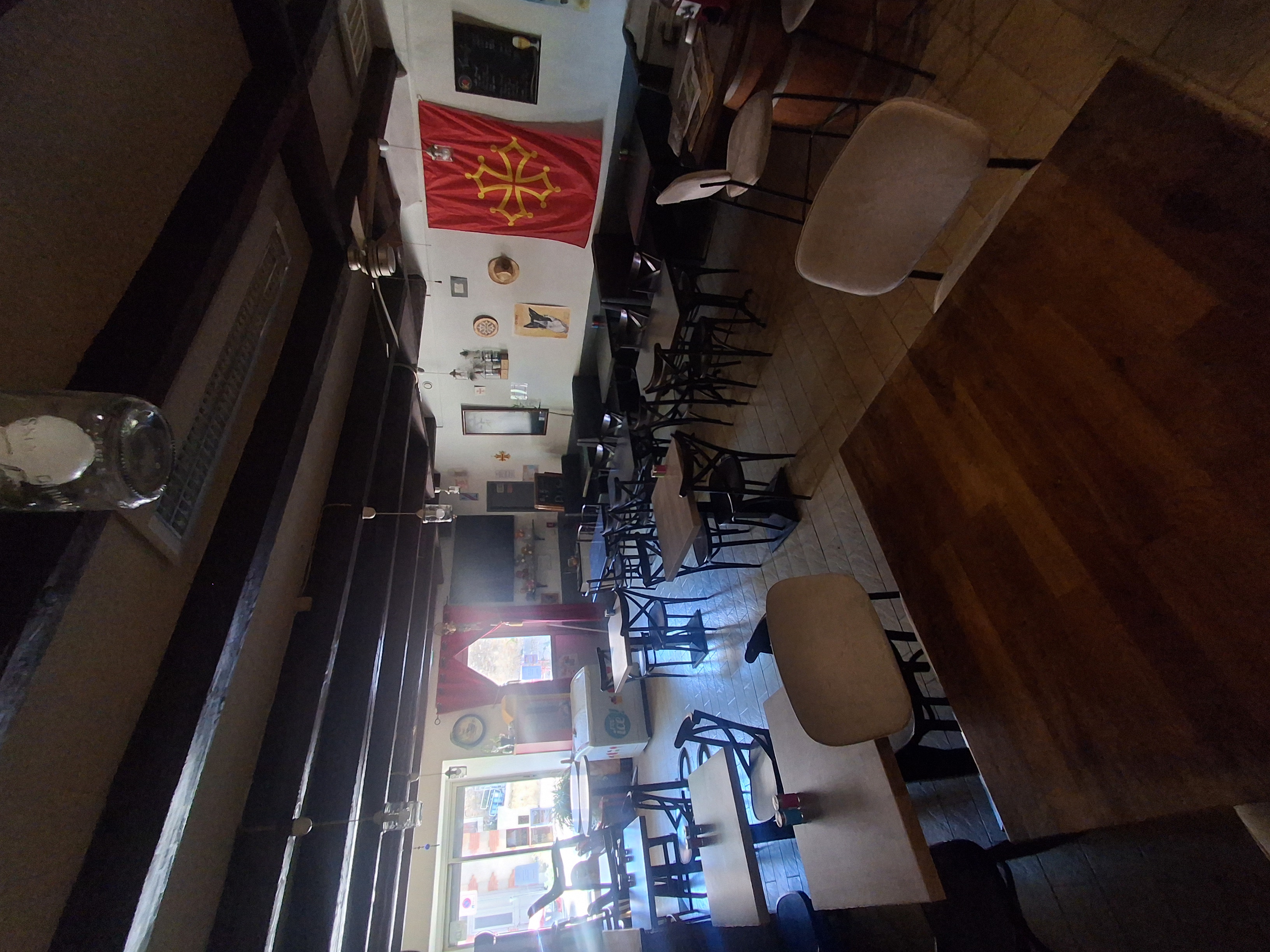 Vends fonds de commerce de bar restaurant avec licence IV, cause départ à la retraite. Emplacement n°1 devant l'esplanade du village, entièrement rénovée en 2025, avec stationnement tout proche.

Capacité 32 places assises en salle et une terrasse de 72 m² ombragée (32 places), une cuisine équipée avec extraction en toiture et un bar. Affaire tenue aujourd'hui par le gérant avec un cuisinier le midi. Gros avantage : un logement de 115 m² inclu (3 chambres, double vitrages aux chambres du 1er étage, clim dans la pièce de vie - entrée indépendante et aussi par le restaurant).

Clientèle fidèle d'habitués et de vacanciers, village vivant avec ses nombreuses associations, école, médiathèque, restaurant, médecins, dentiste et épicerie voisine.

Actuellement ouvert le midi en semaine. Le soir et le week-end restent à redévelopper, le potentiel est réel. À 10 minutes de Lézignan-Corbières, à 30 minutes de Narbonne, sur la route des Corbières, ici c'est 5000 véhicules / jour qui circulent devant l'établissement. Une aubaine ! "A emporter" pas encore exploité. 3 places de "stationnement minute" juste devant.

Loyer de 941 €/mois HT, logement compris, bail jusqu'en 2034. Dépôt de garanties : 2 mois.

CA moyen des 3 dernières années : 125 000 €.
EBE retraité : 30 000 € LOGEMENT INCLU !
Prix de vente : 89.000 € HAI