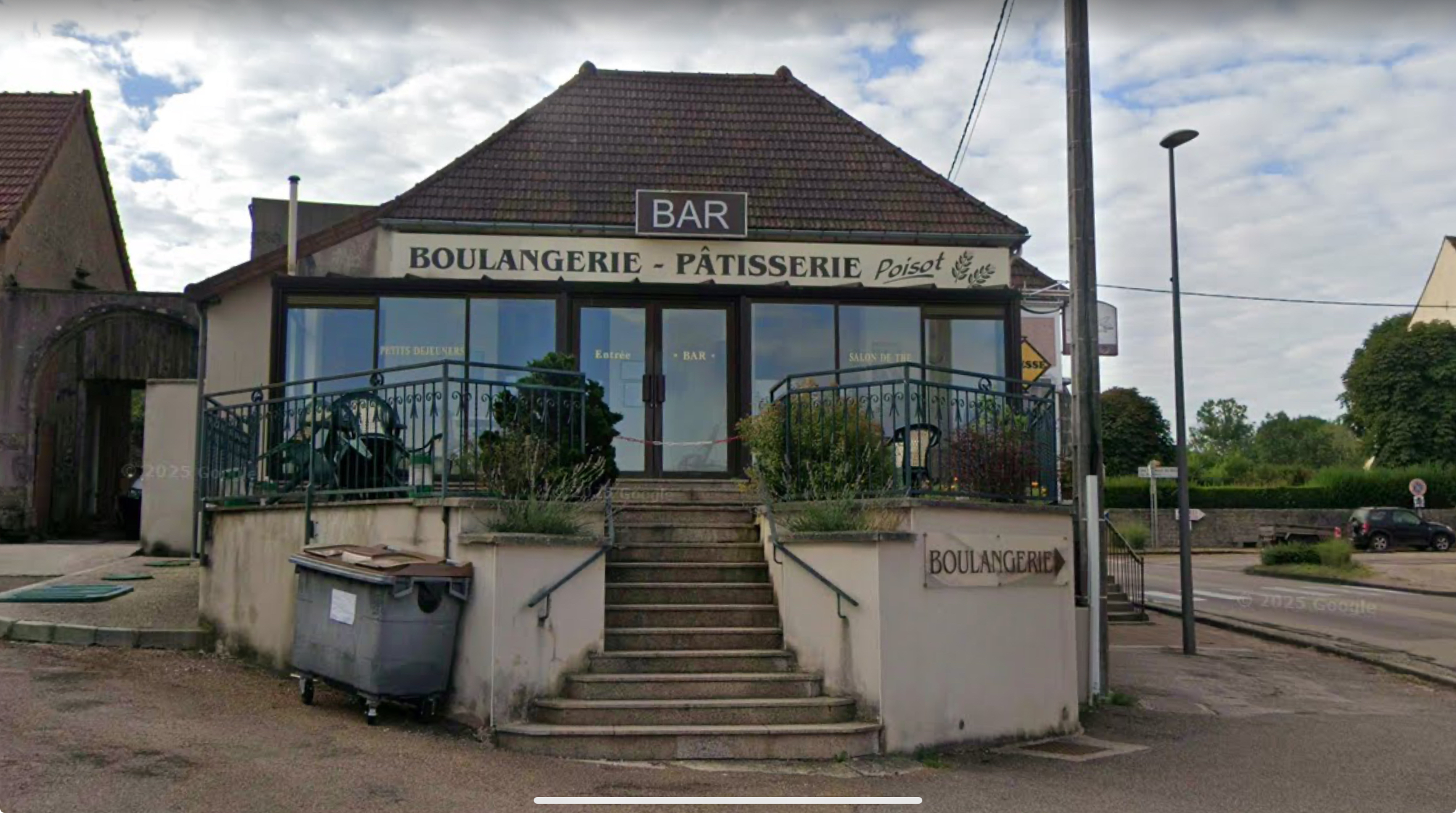 Opportunité Rare : Boulangerie-Pâtisserie – Bar, La Roche-en-Brenil (21)
Emplacement stratégique au cœur du Parc Naturel Régional du Morvan.
À vendre, le fonds de commerce de la célèbre Boulangerie Poisot, une adresse incontournable située sur un axe de passage important (proximité RN6), bénéficiant d'une clientèle fidèle et d'une excellente réputation artisanale.

Les Points Forts :
Emplacement de premier choix : Visibilité maximale au centre du village avec stationnement facile.

Outil de travail complet : Fournil et laboratoire pâtisserie entièrement équipés, entretenus et fonctionnels immédiatement.

Clientèle mixte : Habitants locaux, passage touristique régulier (randonneurs, motards, vacanciers) et contrats de livraison (collectivités/restaurants).

Réputation : Établissement reconnu pour la qualité de ses pains spéciaux et ses pâtisseries traditionnelles.

Descriptif du Bien :
Surface de vente : Espace d'accueil chaleureux avec vitrines réfrigérées et rayonnages bois.

Espace Production : Fournil spacieux, zone de pétrissage, chambre de pousse et laboratoire pâtisserie séparé.

Logement (en option selon bail) : Possibilité d'un logement de fonction à l'étage, idéal pour un couple de repreneurs.

Potentiel de Développement :
Affaire saine avec un chiffre d'affaires stable, offrant encore des perspectives de croissance (développement du snacking, épicerie fine locale ou élargissement des tournées).
