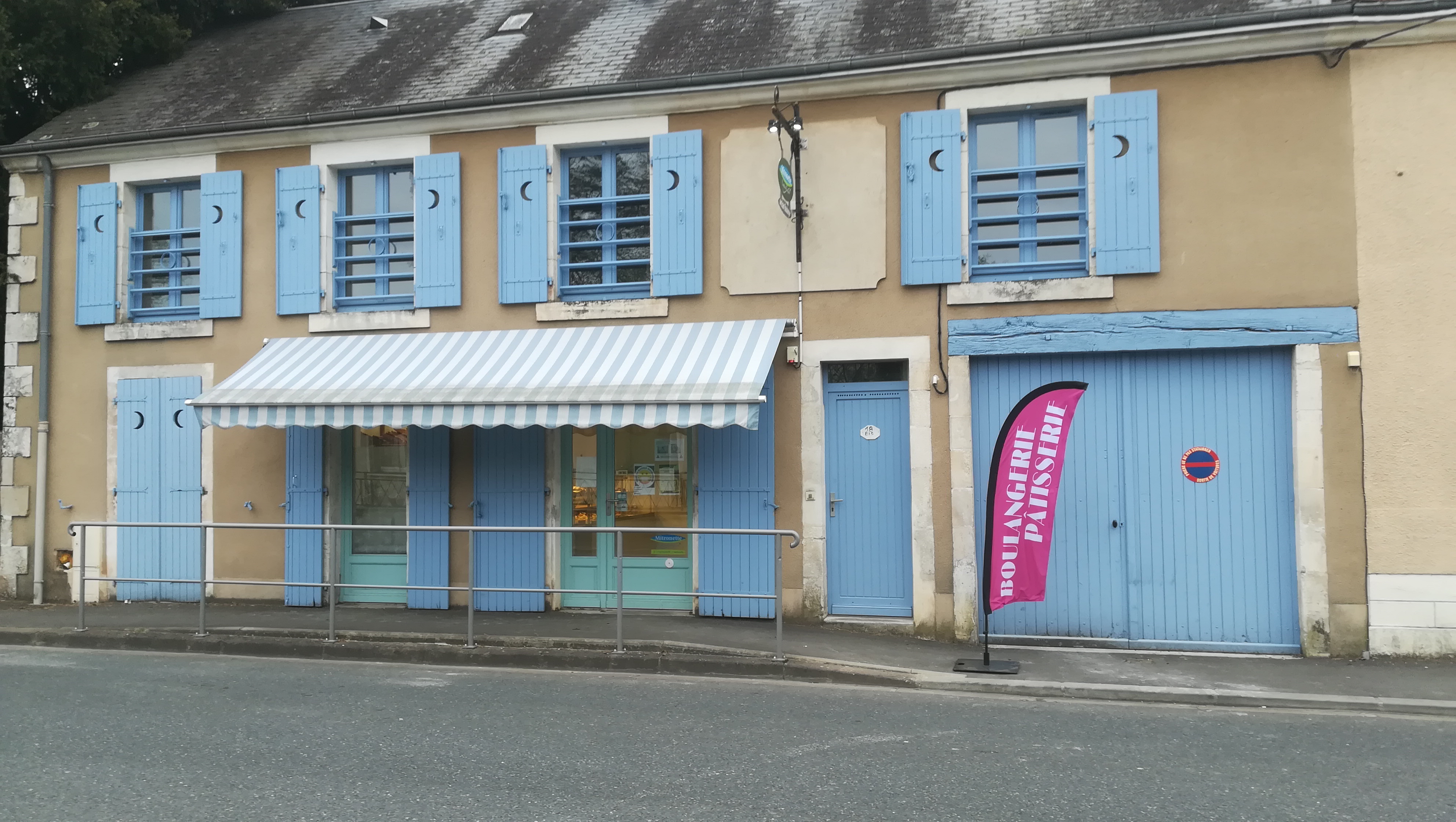 Boulangerie Pâtisserie à louer (locaux et fonds) dans un village de 370 habitants situé aux portes du Parc Naturel Régional de la Brenne, sur l'axe routier St Gaultier Buzançais (700 véhicules/jour). Matériel pour travailler en bon état (four électrique, chambre fermentation, diviseuse, armoire négative, équipement pour pâtisserie...). Possibilité de logement type T2 au-dessus de la boulangerie. Disponible dès maintenant.