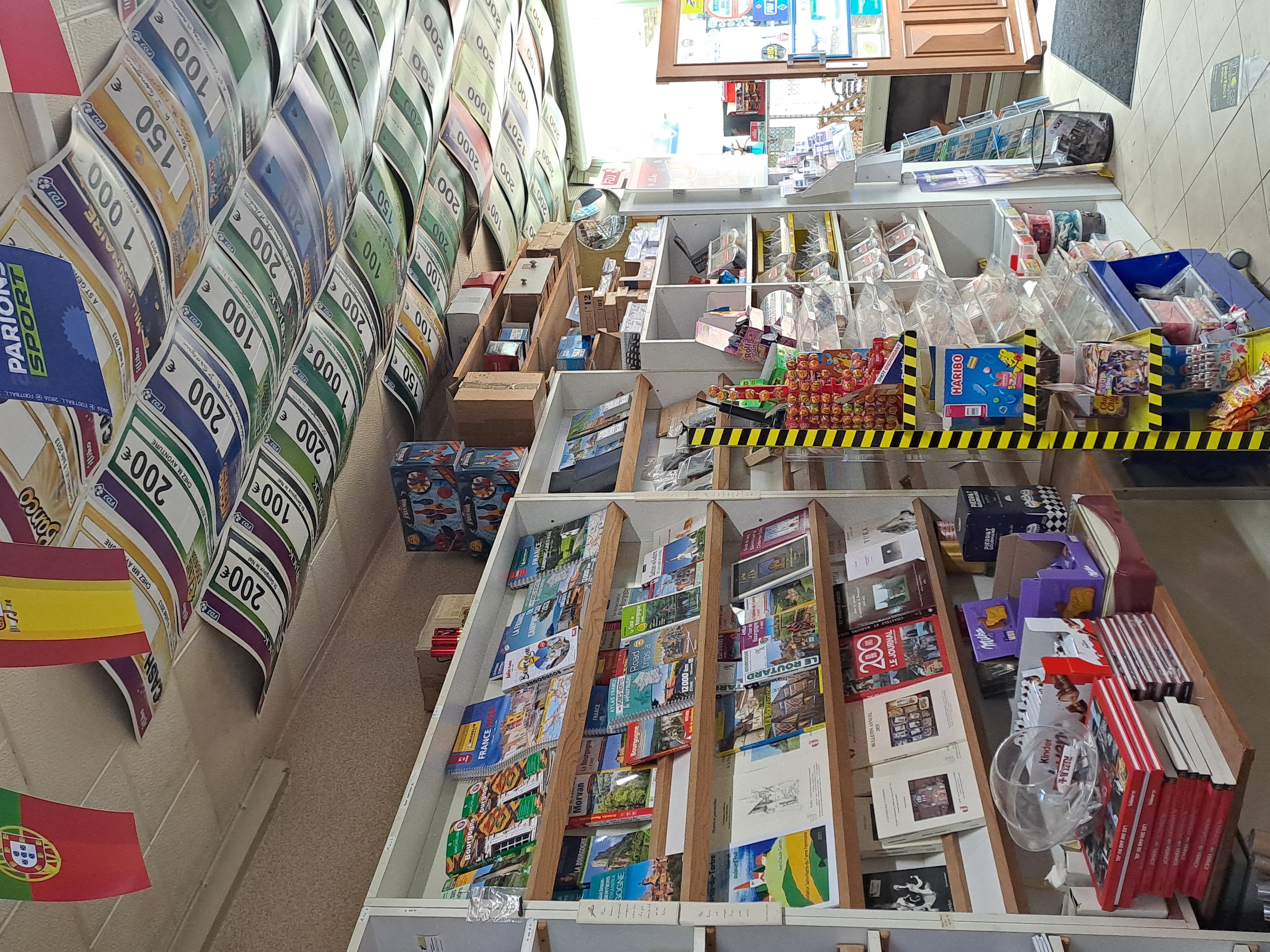 Dans joli village " cité de caractère ", vend fond de commerce.
Tabac, journal local, colis, carterie, confiserie, vapote, telephonie, compte bancaire en ligne, timbres fiscaux, amende..etc..
50 m2 de vente et 20 m2 d'arrière boutique avec sanitaire ((salle d'eau, wc) coin cuisine..
TABAC existant depuis 1900 dans la commune et après 31 ans de gerance, Guy annonce sa retraite au 31 décembre 2026.. bien mérité..!
Loyer : 2000€/an.
Reste un bail de 6 ans.
Avec des idées, que vous soyez moderne ou vintage, cet emplacement est fait pour vous ! Fort potentiel , village touristique, chaleureux et dynamique qui n'attend que vous !
