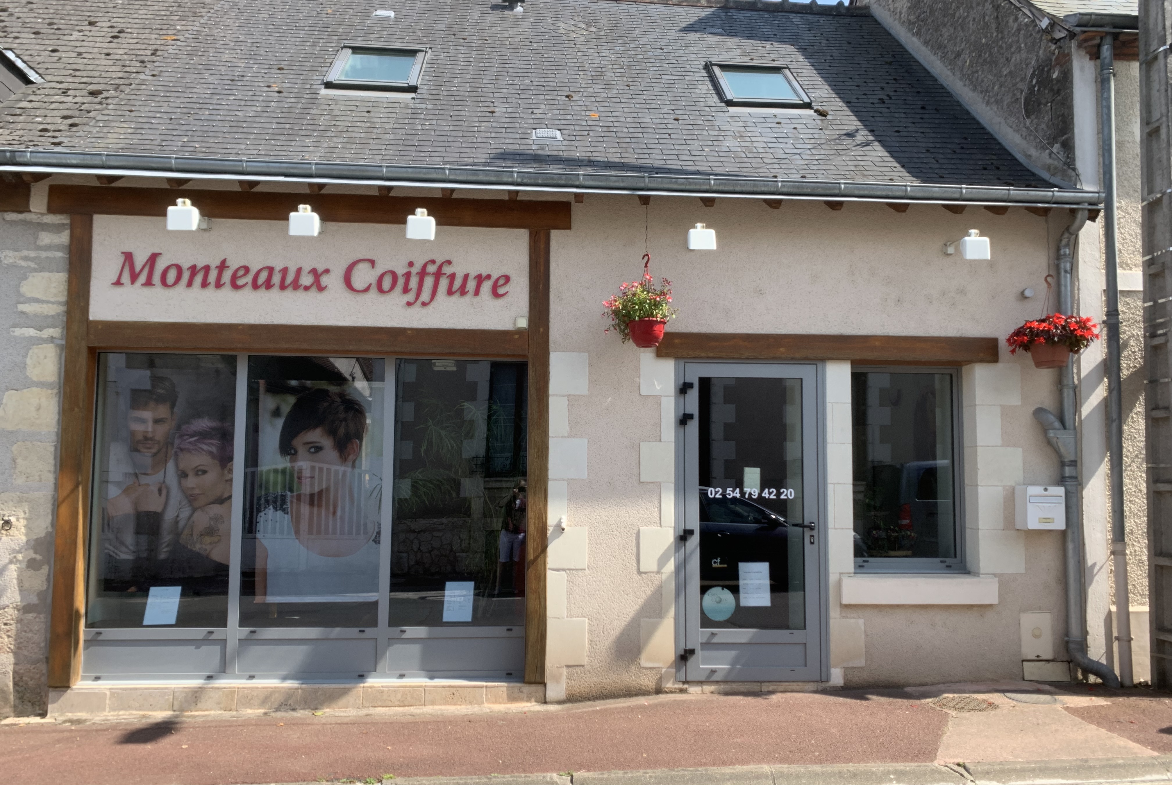 Salon de coiffure mixte, clientèle locale, féminine à 70% et masculine à 30%.
Local de 75m2 comprenant, l’espace de travail, 1 coin laboratoire et 1 WC au rez de chaussée ainsi qu’une mezzanine à l’étage servant de salle de repos et de lieu de stockage des produits. 
Loyer : 800€/mois.
4 postes de coiffage, 2 bacs à shampooing dont un électrique, 1 climazon, 1 machine à laver, 1 sèche-linge et 1 ordinateur portable. Pas de travaux à prévoir.
Accompagnement du cédant possible.