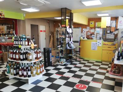 Station service Total Énergies – Lavage auto -Laverie automatique interne à la boutique – cave, colis et divers produits comme dépannage tabac, produits automobiles, gaz etc...
Affaire créée depuis 50 ans et reprise il y a  plus de 13 ans.
Possibilité de développer d'autres activités

Est située en Vendée à 10 kms du chef lieu du département  sur l'axe Angers/ les sables d’Olonne

Boutique 60 m2 Réserve 50 m2

Affaire très bien entretenue et sécurisée

Sortie de ville Axe principal

Petite ville très agréable et dynamique de 5 500 habitants

Excellente clientèle

Fermée les dimanches et jours fériés.

Matériel en parfait état et complet et tous les contrôles nécessaires à la reprise ont été effectués

Très bonne affaire saine et rentable.

CA : 1 100 000€



Prix du fonds de commerce 100 000€ sans le stock ( apport personnel minimum pour le fonds de commerce 70000€) pas sérieux s'abstenir ;  bail 3 6 9 commercial. Loyer 800€ mois.


Possibilité achat murs. 250 000€ avec logement et 2 locatifs ( loyers des deux locatifs: 750€)

L’ensemble  fonds de commerce et immobilier : 350 000 euros.

Affaire idéale pour couple. A Saisir rapidement

l'immobilier comprend: 3 logements (2 ou trois locatifs (au choix) et le local commercial 60 m2 et réserve 50M2 avec un sous sol sur un terrain de 1334M2.
Loyer minimum pour les bâtiments 2200€