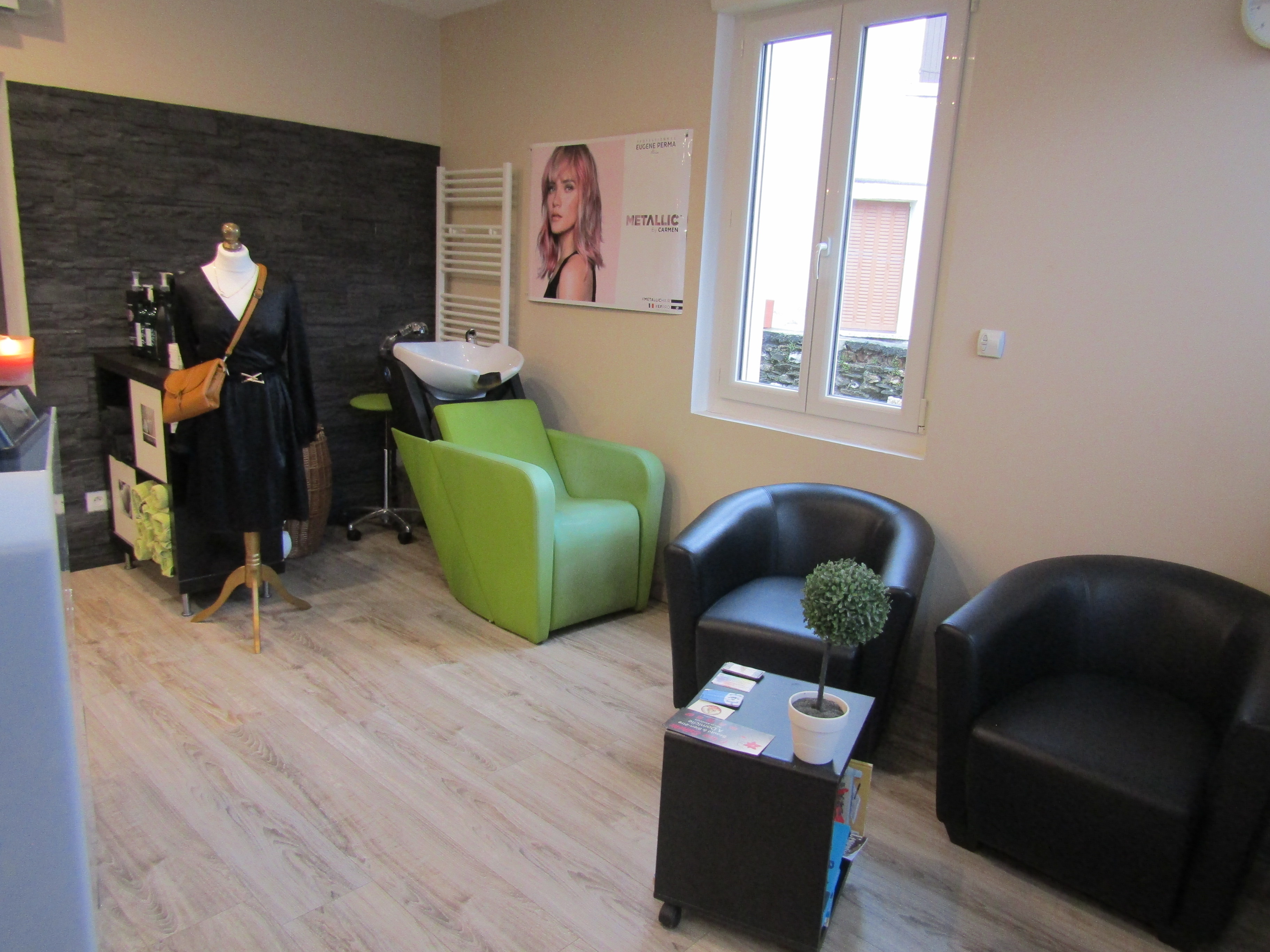 Vente du fonds de commerce d’un salon de coiffure mixte créé il y a 8 ans. Le salon accueille femmes, hommes et enfants. Il est équipé de 4 postes de coiffage et de tout le matériel nécessaire à l’exploitation.
Les locaux sont en très bon état, ils permettent de travailler seul ou à deux. L’affaire est exploitée sans salarié. 
L’agencement du salon offre la possibilité de développer des activités annexes. Aujourd’hui, l’activité est complétée par la vente de vêtements et d’accessoires (bijoux, sacs à main), ainsi que par un espace institut de beauté.
Implanté dans un village de 750 habitants, le salon bénéficie d’une clientèle locale et touristique d’avril à octobre. La clientèle annuelle comme saisonnière est fidèle et suivie grâce à un fichier clients informatisé.
Accompagnement possible par la cédante.

Bail commercial : 300 € TTC/mois. 
Vente du fonds de commerce : 17 500€ 

Référence de l'annonce : L0504 
RELANCE est un service d’accompagnement gratuit mis en place par les Chambres consulaires de la Lozère, pour favoriser la transmission des entreprises.