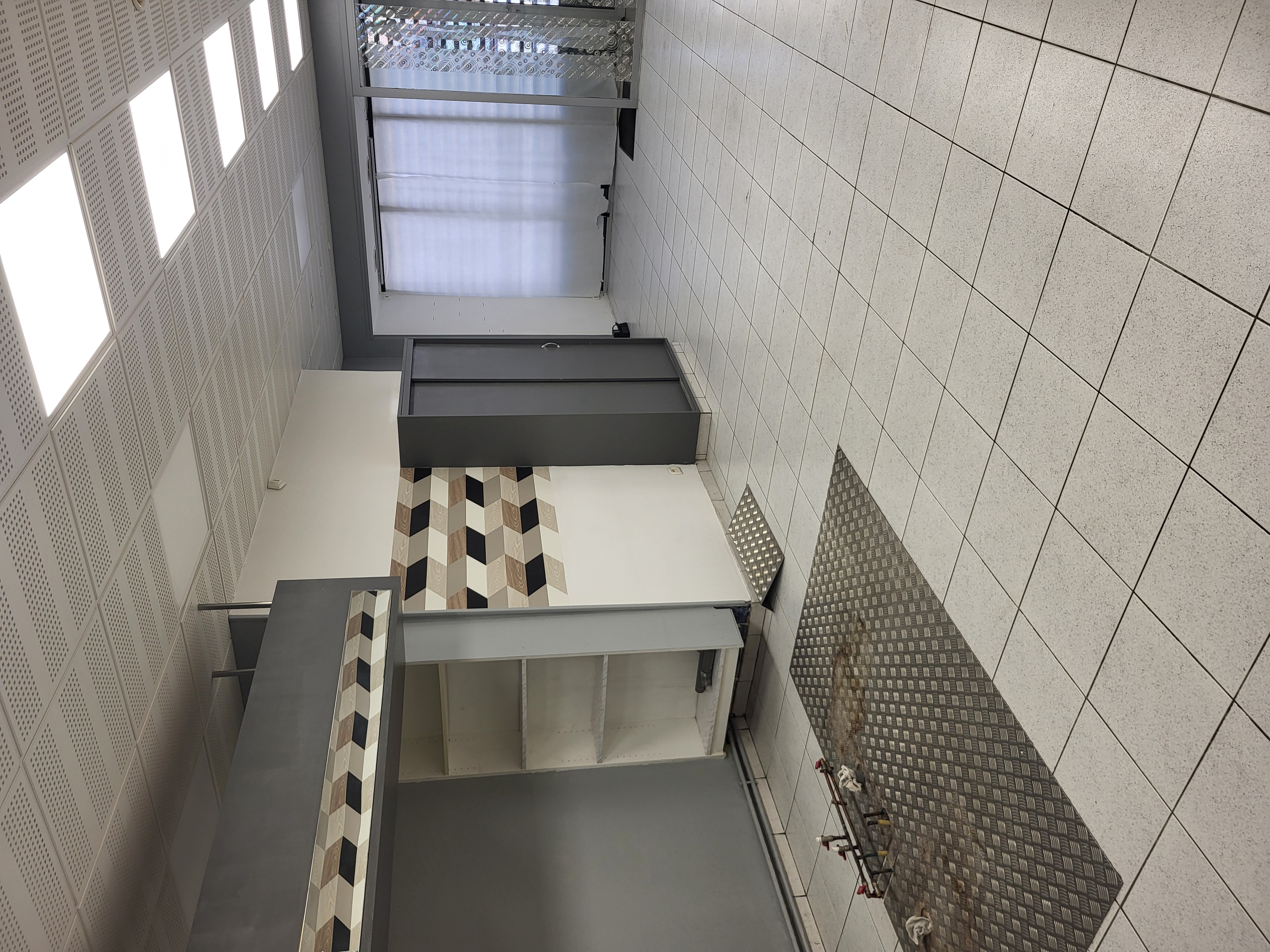 Ensemble immobilier, composé d'un appartement à l'étage de 62m2,
Local commercial vide au Rez-de-chaussée. 
 
Au Rez-de-chaussée, un ancien salon de coiffure d'environ 61m², une pièce de stockage, une cuisine, wc

 Chauffage pompe a chaleur air/eau ,neuf. Dpe mis à jour (D)

 A proximité des commerces, écoles, en plein centre.