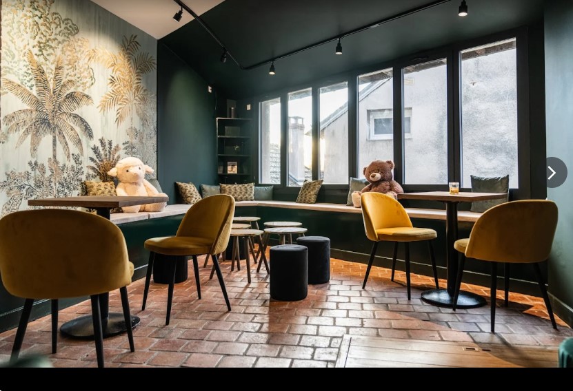 À céder fonds de commerce de café-restaurant avec Licence IV, 
établissement reconnu pour son ambiance chaleureuse et son excellente notoriété (Google 4,9/5). 
Le fonds comprend le bail commercial, la licence IV, les aménagements, ainsi que le mobilier et le matériel de restauration récents, permettant une reprise immédiate sans investissement complémentaire. 
Surface d’environ 200 m² sur trois niveaux : -Rez-de-chaussée : bar, cuisine haut de gamme tout équipée, salle de restauration (28 couverts), grande cave pour stockage et terrasse estivale -1er étage : espace réceptions, repas de groupe ou événements, avec possibilité de logement -Dernier étage : grand plateau offrant de multiples possibilités d’exploitation 
Chiffre d’affaires d’environ 120 000 €, réalisé uniquement les midis et le vendredi soir, laissant entrevoir un fort potentiel de développement. 
Hôtel à proximité immédiate sans restauration, générant une demande complémentaire. 
Bail commercial 9 ans (4ᵉ année en cours) – Loyer très attractif : 600 € / mois. Affaire saine et évolutive, idéale pour un repreneur souhaitant développer restauration, événementiel et privatisations.