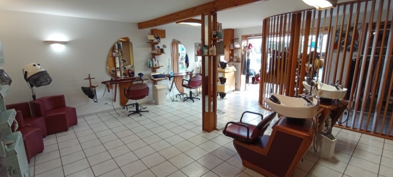 Vends salon de coiffure  mixte,  cause retraite.
Perruques  médicales,  agrément  sécurité  sociale et en lien avec les hôpitaux. Ce service peut encore  évoluer  vers la prothèse  capillaire  au masculin.(complément,  volumateur....)
Crée  en 1997, se situe sur rue passagère  et commerçante,  proche d'école maternelle  et primaire.
Stationnement  et place handicapée  devant le salon.
Salon de plein  pied, de 80m2.
Partagé  en deux salons, un de 40m2 et un de 20m2, et une cuisine et une réserve. 
Vitrine  double vitrage, protégée  par volet roulant. 
Enseigne  lumineuse 
Climatisation 
Chauffage  gaz
Bail en cours
Sans personnel .