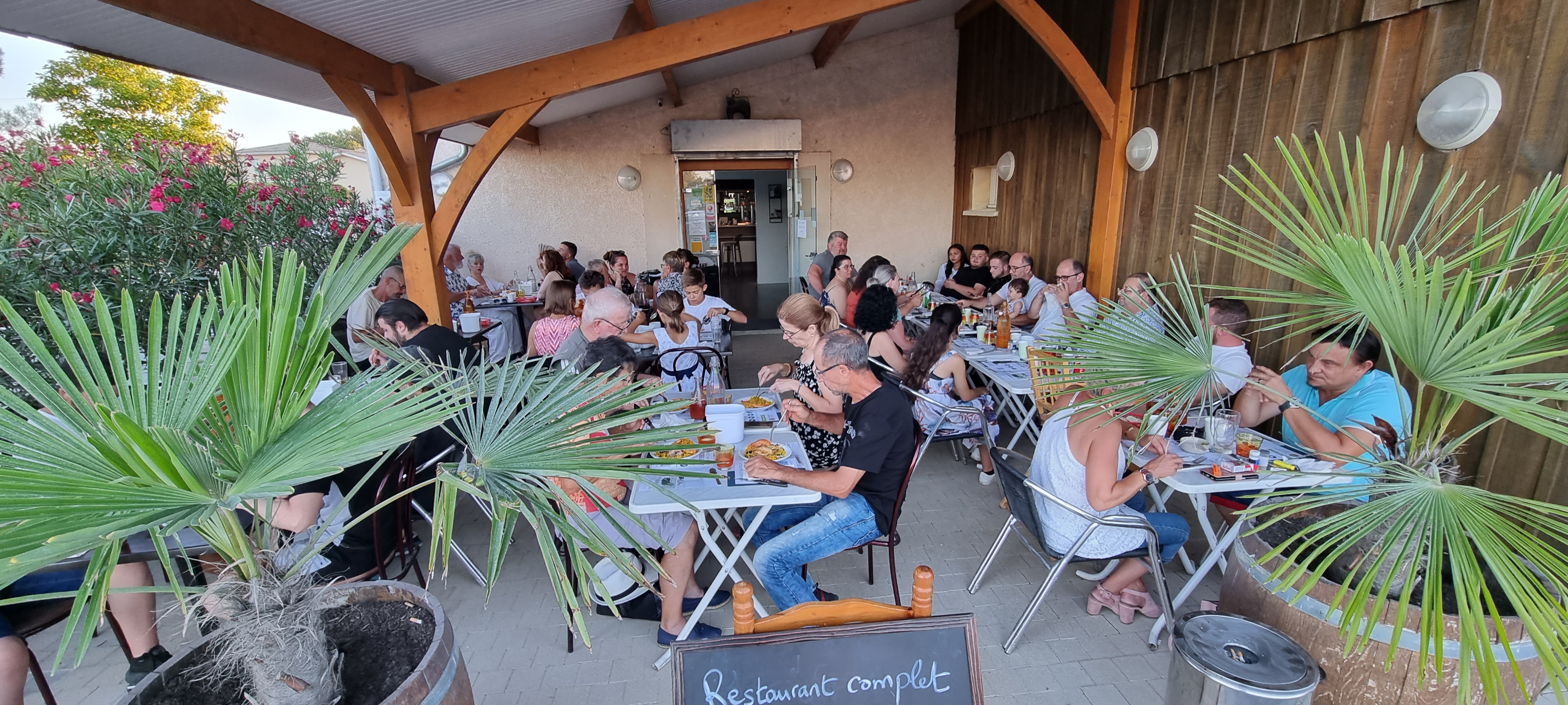 Av fonds de commerce bar restaurant épicerie FDJ cause départ retraite 17 ans activité dans petit village 1600 habitants , bordure départementale , grand parking, idéal pour couple . Bar restaurant licence 4 , intérieur 26 places , terrasse couverte , jusqu’à 30/35 places . petite épicerie de dépannage .

 Point de vente FDJ 

Cuisine équipée pour pizzas ( presse et four ) et matériel pour restauration classique. Pas de contrat bière . Petit loyer , bâtiment communal.

 Importante possibilité de développement, (actuellement, pas de bar/restauration le soir, fermé 20h00)