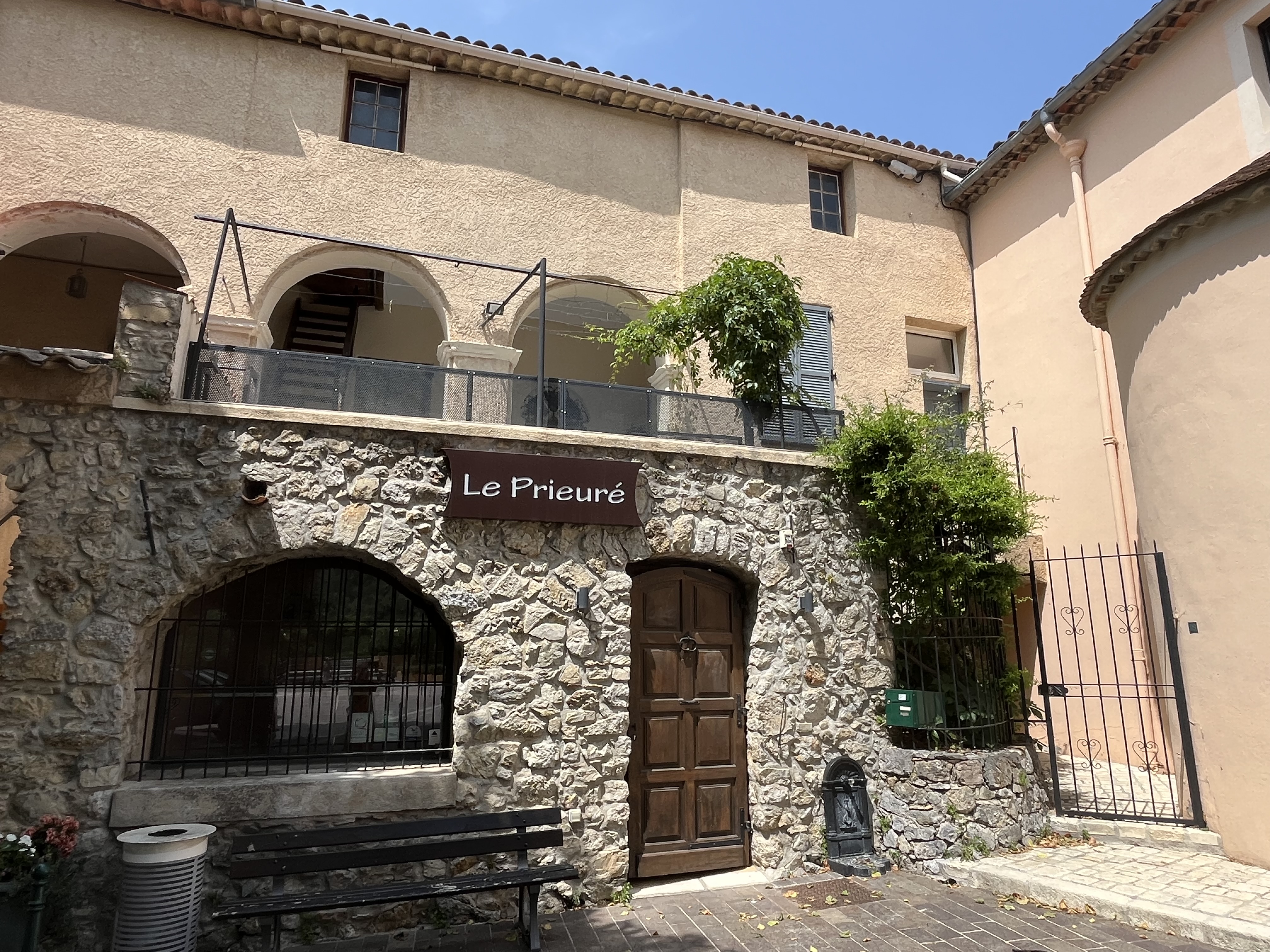 Opportunité clé en main dès la saison estivale !

La commune de Saint-Blaise dans les Alpes-Maritimes, située dans le moyen pays niçois à 20 km environ de Nice, recherche un couple ou 2 associés expérimentés en restauration pour la reprise en location-gérance de l'unique bar, café, restaurant du village, Le Prieuré.

Cette établissement, implanté sur une place, au cœur du village, à côté de l'église et de la mairie, est un lieu de rencontre privilégié des habitants de la commune mais également des villages alentours, touristes, randonneurs, cyclistes, motards...

Attenants au restaurant, se trouvent les 2 gîtes communaux, labellisés et gérés par les Gîtes de France.

Le commerce est composé d'un bar avec licence IV, d'une salle de restauration (80 couverts), d'une terrasse extérieure (30 couverts), d'une cuisine équipée, d'un four à bois, d'un espace pour la vente de produits régionaux et d'un logement d'habitation (3 pièces) au 1er étage.

Le profil des gérants recherché est un cuisinier ayant déjà une expérience et un serveur/barman afin de satisfaire pleinement les locaux et les visiteurs.

Pour obtenir le dossier de candidature, merci d'adresser un mail à commercecessionreprise@cote-azur.cci.fr