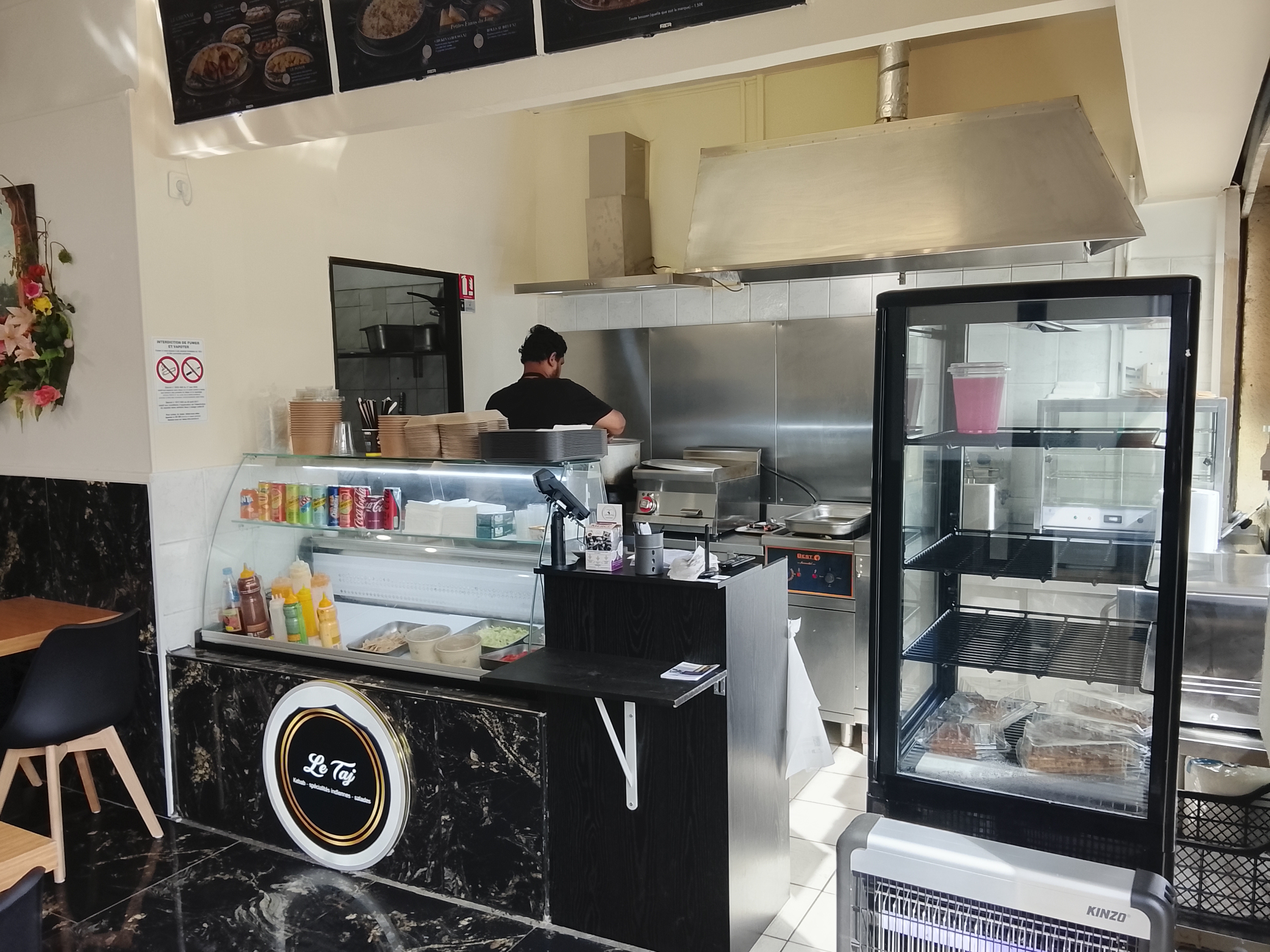 vend restaurant de 50 m2 , dans zone commercial , avec un parking de 60 places , seuil restaurant sur la zone commercial , possible d'avoir terrasse de 20 places , je vend pour cause de problème de sante , Lucé ce ville qui bouge et qui avance bien .