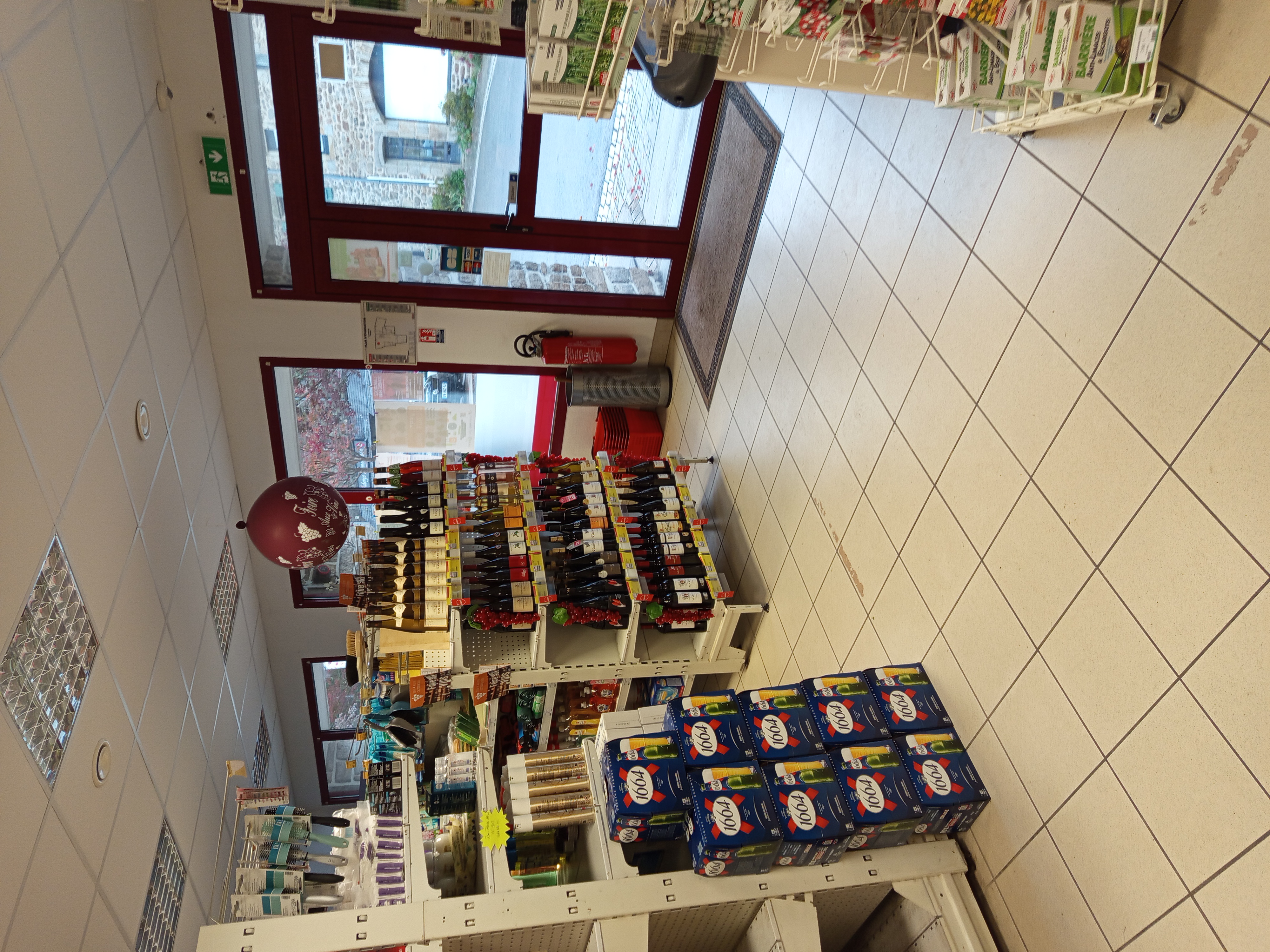 Superette de 150m2 ,située dans un joli bourg de 1500hb 
 En plus de l'épicerie ,une activité de boucherie ,charcuterie,traiteur permet une bonne rentabilité.Un rayon presse ainsi que la vente du gaz complètent l offre
.Idéal pour un couple ou 2 associés
.Clientèle fidèle a l année, dont les nombreuses associations de la commune,et une augmentation de l affluence dès le printemps .