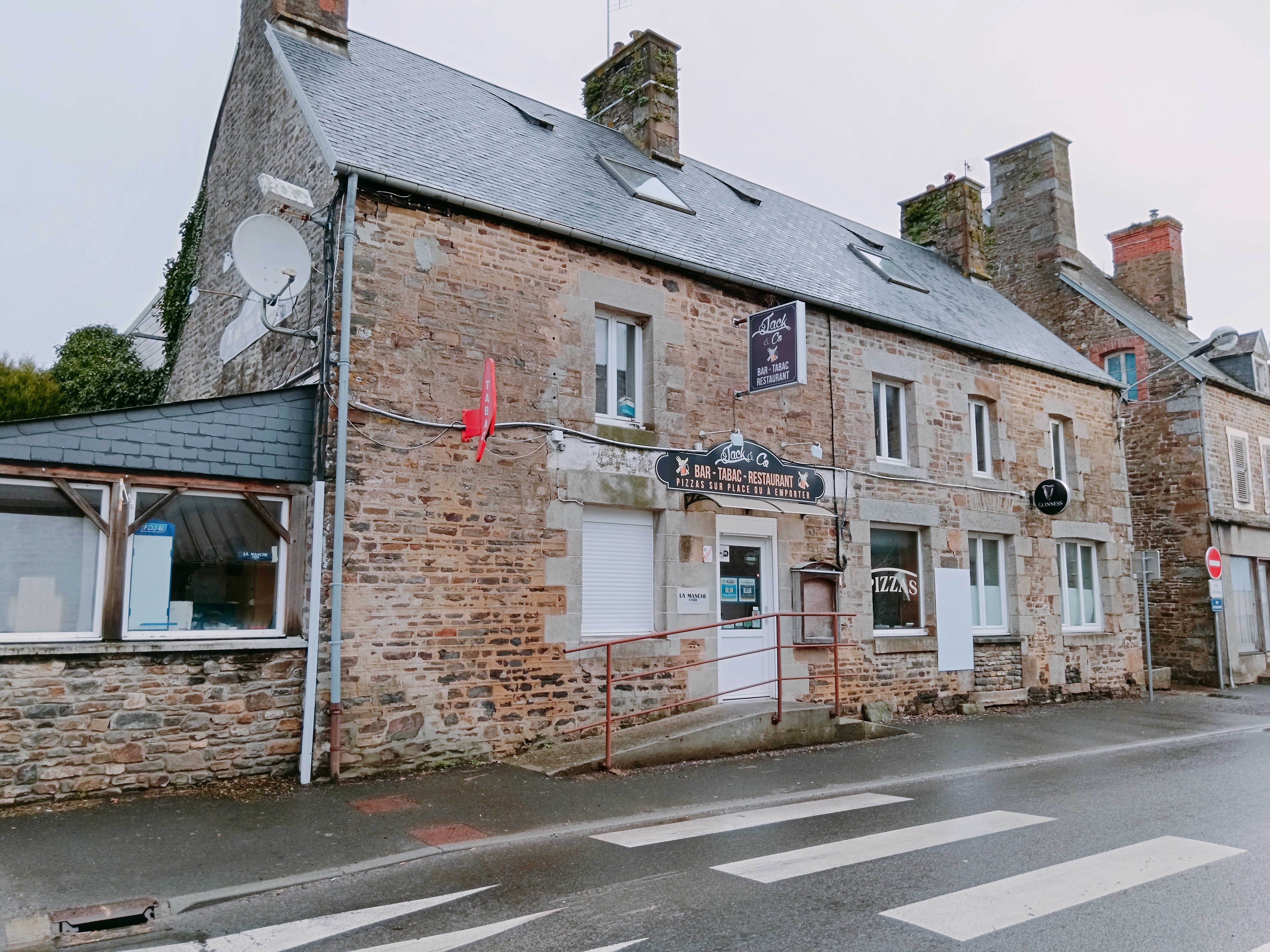 Bar, fdj, fond de commerce, restauration, tabac 256 m² TIREPIED SUR SEE

Adeline SIMON vous propose , ce commerce situé dans la charmante commune de Tirepied (50870), cet immeuble bénéficie d'un emplacement idéal pour toute activité commerciale. Tirepied offre un cadre de vie agréable, proche des commerces locaux et des services essentiels, tout en étant à proximité de sites touristiques attrayants. Cette localité dynamique saura séduire les futurs propriétaires par son ambiance conviviale et son accessibilité.

Cet immeuble de 256 m² sur un terrain de 440 m² est une opportunité rare sur le marché. Composé d'un fond de commerce incluant un bar, tabac, FDJ, et restaurant, ainsi qu'un appartement, il offre un potentiel commercial et résidentiel unique. Sa surface habitable généreuse permet de multiples aménagements pour un investissement rentable et diversifié. Idéal pour les entrepreneurs à la recherche d'un bien polyvalent, cet immeuble saura répondre à divers besoins professionnels et offrir un cadre de vie pratique en un seul lieu.

L'établissement dispose de 24 places terrasse , 12 places au bar et  28 places salle restauration.
Parking privé , cuisine équipée et emplacement stratégique car situé dans le centre du village aux abords d'un axe emprunté reliant Avranches à Brecey et amenant de la clientèle tout au long de la journée.
Gros potentiel de développement .
Des travaux de rafraîchissement sont à prévoir.

L'appartement situé au dessus de l'établissement est en bon état et dispose d'une entrée indépendante, d'une cuisine , une chambre , une salle de bain , un salon et une pièce de 47 m2 à finir de rénover .

Fond de commerce 60 000 euros 
Murs et appartement 140 000 euros 

Une visite s'impose et pour plus de renseignements n'hésitez pas à me contacter

Les informations sur les risques auxquels ce bien est exposé sont disponibles sur le site Géorisques : www.georisques.gouv.fr
Prix de vente honoraires d’agence inclus : 215 000 € HT + 3 000 € TVA, soit 218 000 € TTC
Prix de vente hors honoraires d’agence : 200 000 € HT + 0 € TVA, soit 200 000 € TTC
Honoraires d'agence : 15 000 € HT + 3 000 € TVA, soit 18 000 € TTC (9 % TTC du prix de vente hors honoraires d'agence)
Honoraires charge acquéreur