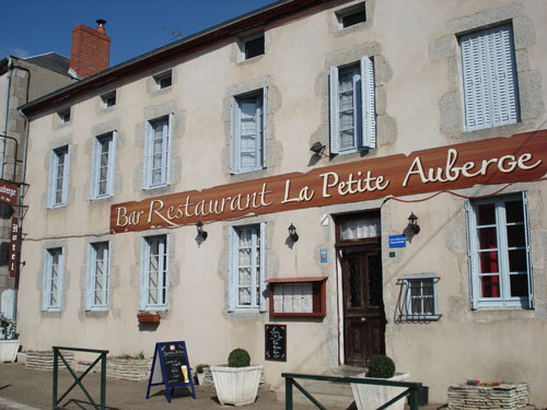 A Busset commune touristique à 10 km de Vichy, je vends une belle maison du 1er empire, en bon état général,  qui fut jusqu'en juillet 2010 un hôtel bar restaurant.
- au rez-de-chaussée : 4 grandes salles, dont wc, cuisine, buanderie, chaufferie, cave ;
- au 1er étage : 8 chambres, 3 salles d'eau, wc ;
- au 2ème étage : 2 greniers et chambre de bonne ;
- à l'arrière du bâtiment : un jardin avec puits  ;
- dépendances de 87 m2  (garage avec cave).
Possibilité de relancer le bar restaurant ou une superette...
Prix d'ensemble : 85 000 ?