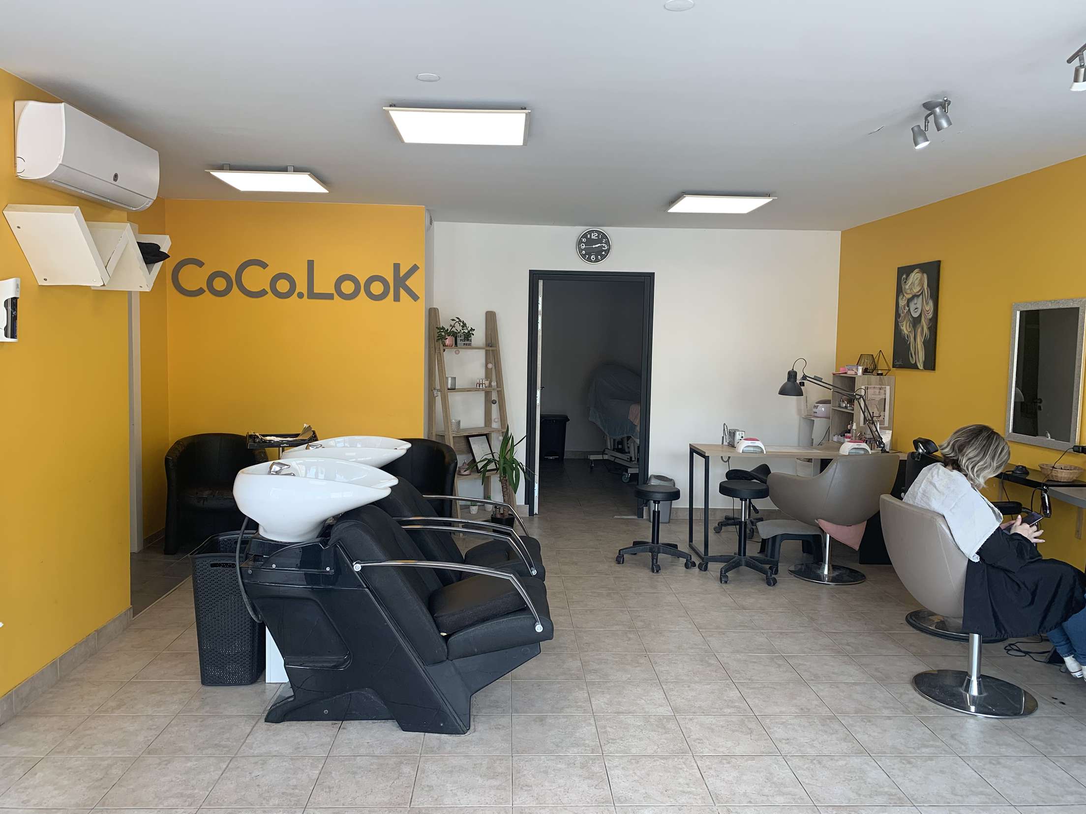 A VENDRE URGENT – Fonds de commerce Salon de Coiffure – Emplacement idéal
Opportunité rare !
Nous vous proposons à la vente un fonds de commerce de salon de coiffure et esthétique, idéalement situé dans une commune de 2 000 habitants, dynamique et très fréquenté. Ce salon bénéficie d’une belle visibilité, d’une clientèle fidèle et régulière, et d’une excellente réputation locale.

Salon lumineux et entièrement équipé
3 postes de coiffage / 2 bacs
Climatisation neuve, mobilier moderne, matériel en bon état
Aucun travaux à prévoir
Menuiserie refaite à neuf
Clientèle mixte, fidélisée depuis plusieurs années (15 ans)
Clientèle aussi à la maison de retraite de moisdon la riviere en plus du salon
Ce fonds de commerce représente une belle opportunité pour un(e) professionnel(le) souhaitant s’installer.
Possibilité d’accompagnement à la reprise.
Possibilité d acheter les murs ou à la location

Suite à des soucis de santé personnels, je me vois malheureusement contrainte de fermer mon salon. Après 15 années d’activité, c’est une décision difficile, mais nécessaire pour me concentrer sur ma santé.
Le fonds de commerce est donc mis en vente à un prix très attractif, en dessous de sa valeur, afin de permettre une reprise rapide.

Ne manquez pas cette occasion de reprendre un salon prêt à travailler dès le premier jour !