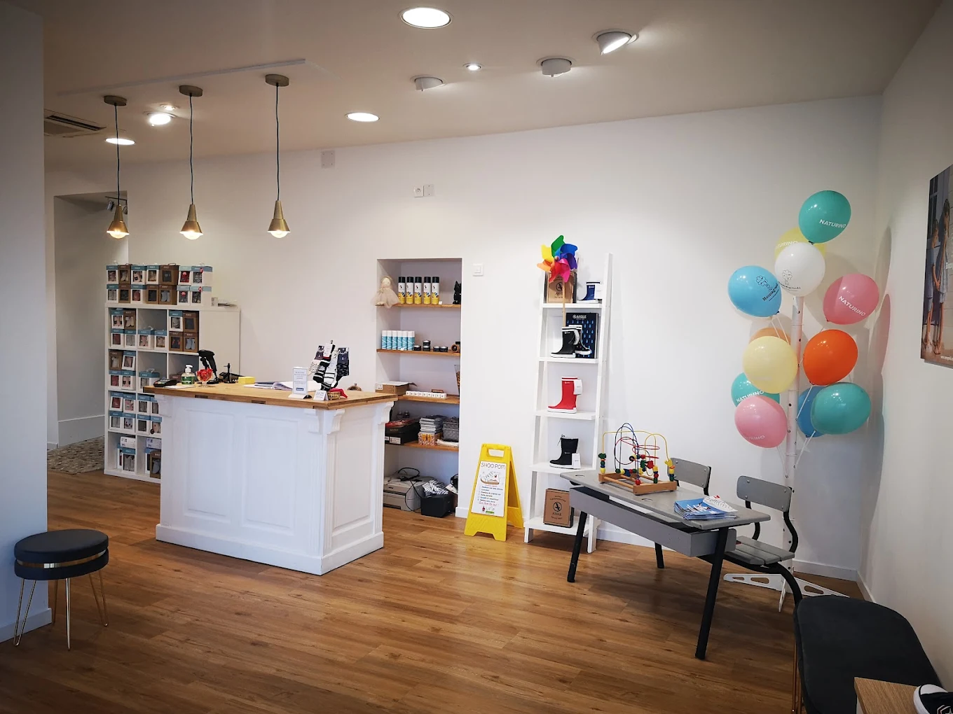 A vendre fonds de commerce BOUTIQUE de CHAUSSURES ENFANTS - Finistère Sud
- Emplacement N°1, en cœur de ville, 8ml de vitrines. Local commercial de 66 m²
- Situé dans une commune commerçante et dynamique, à 5 km de la mer
- Offre de chaussures enfants et accessoires (Bellamy, Babybotte, Naturino, Shoopom...)
- Clientèle locale fidèle et clientèle touristique en période de vacances scolaires
- CA stable, bonne rentabilité
- Potentiel de développement (concept store "enfants")
-  Accompagnement possible par le cédant
Pas sérieux et agences, s'abstenir.