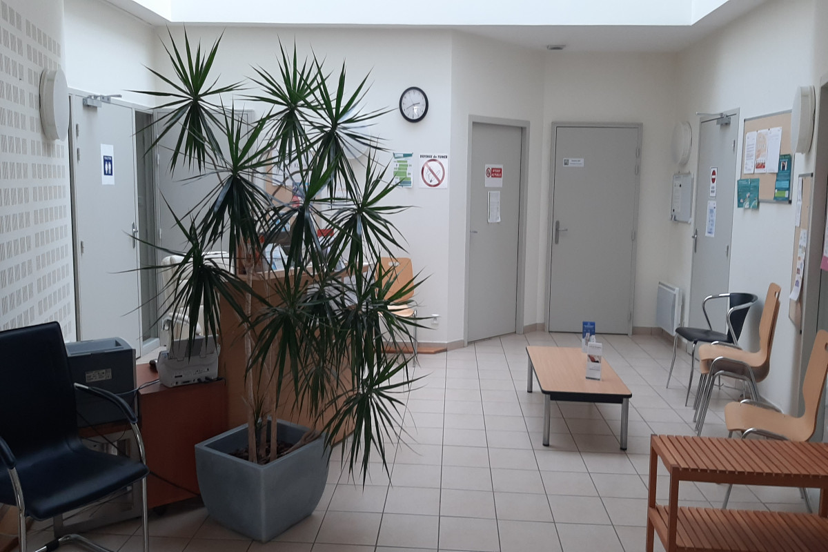 La commune de Saint Bonnet de Joux 71220 dispose d'un cabinet médical disponible pour accueillir un Médecin Généraliste au sein de sa maison médicale. Divers professionnels exercent déjà, une sage femme, une ostéopathe, infirmières libérales, kinésithérapeutes, une psychologue, une association d'aide à domicile et un ambulancier. Saint Bonnet de Joux est une commune de 800 habitants ainsi que les villages voisins, située à 45 kms de Macon et 15 kms de Charolles, 20 kms de Cluny. Situé dans les monts du Charollais entre Clunysois et Brionnais, Saint Bonnet de Joux est une commune rurale dynamique dotée de nombreux commerces et services, ainsi que d'une structure d'hébergement pour personnes âgées, deux associations d'aide à domicile, une école primaire et maternelle, une garderie périscolaire, une micro crèche, une banque, un PIMMS et agence postale. Présence d'un Centre Hospitalier à Paray le Monial (20 mn) avec la présence de nombreux spécialistes et d un centre de radiologie. Localisation : Saint Bonnet de Joux est situé à 1h30 de Lyon et 1h30 de Dijon, Gare TGV à 40 mn