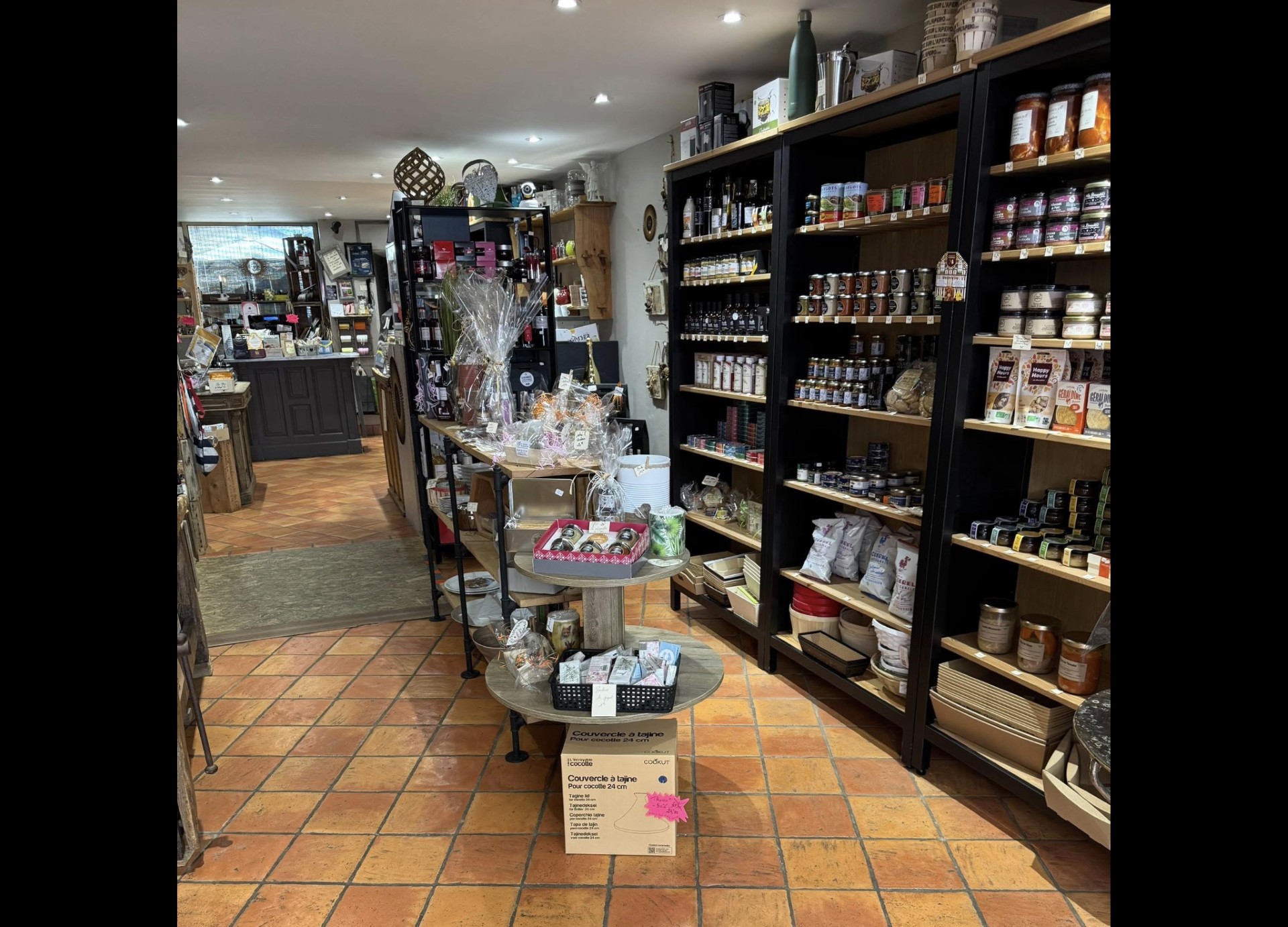 Exclusivité à Paray le Monial, ville touristique en Saône et Loire .
Vente d’un fond de commerce atypique, d’épicerie fine situé dans le centre ville en rue piétonne.

*vente de thés, cafés, vins, spiritueux, produits régionaux, et art de la table.
*Surface de vente de 40 m2 avec un espace de stockage de 20 m2.
*Belles perspectives de développement, affaire saine, CA en constante   augmentation, une clientèle fidèle et touristique sont des atouts majeurs.
*Bail 3/6/9 se terminant en juin 2027.
*Faibles charges.
*Les documents comptables seront fournis si engagements sérieux.
*Accompagnement et relais pour la reprise.
*La boutique est en vente car je prépare ma retraite.
Premier contact par mail.