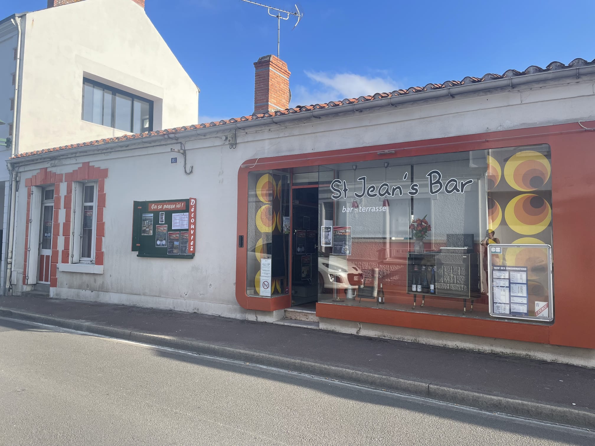 A vendre fonds de commerce / bar avec bail commercial situé à 800m de la place du marché de St Jean de Monts.

Disposant d'une licence IV, le local fait une surface totale de 100m² et se compose de 3 espaces :
Une salle de bar avec une petite réserve et des wc,
Une terrasse couverte
et une salle de jeux / réception.

Idéal pour une exploitation en solo.