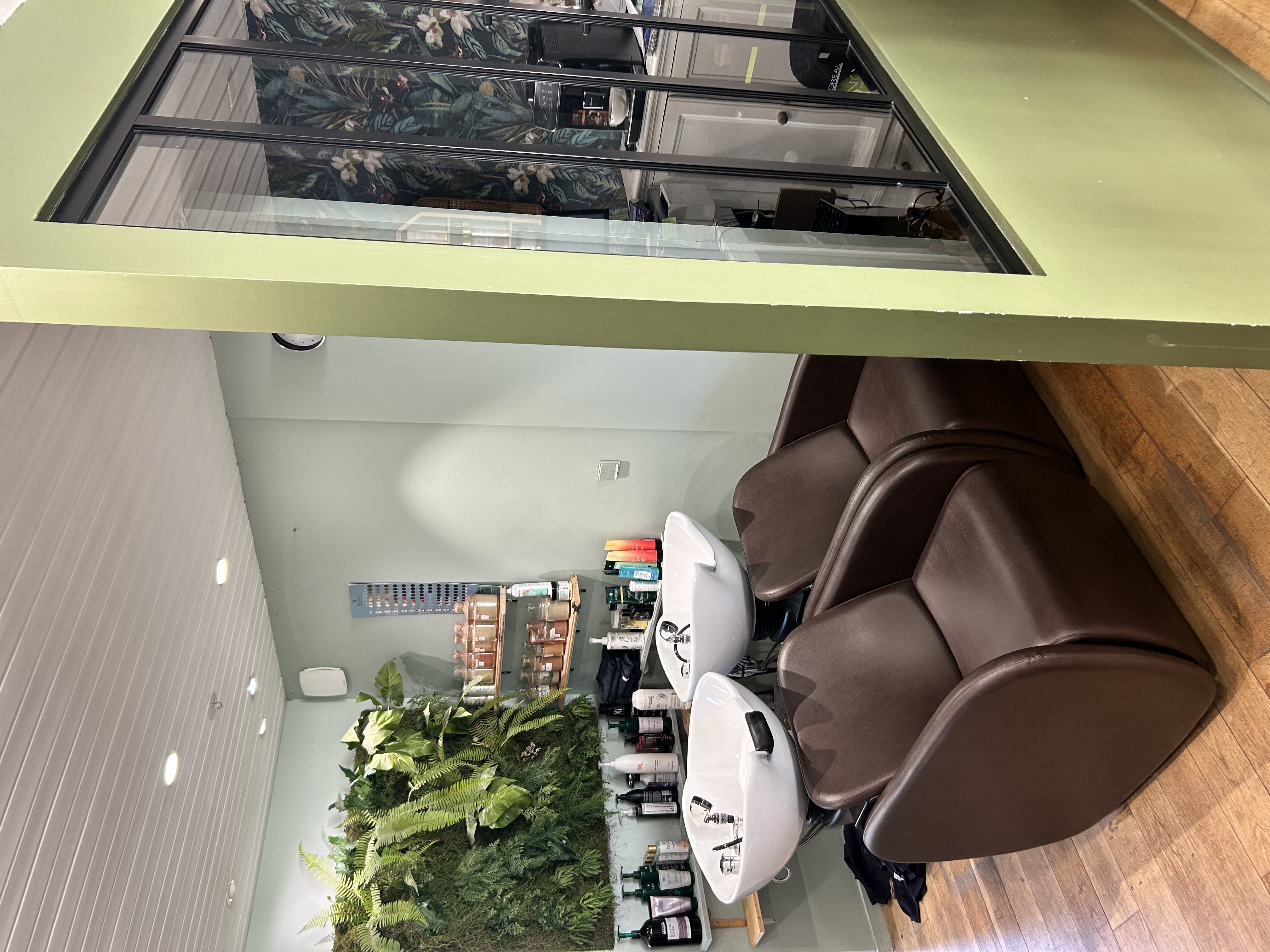 A VENDRE - Salon de Coiffure idéalement, située dans le golfe du Morbihan
Vous rêvez d’un cadre de travail exceptionnel, entre terre et mer ? Ne manquez pas cette opportunité unique !
–Emplacement stratégique : en plein, centre-ville, une région, très prisée et touristique.
–Affluence, saisonnière exceptionnelle : clientèle, multiplié par cinq en été, grâce au fort passage touristique et à une clientèle, fidèle locale.
–Salon, prêt à l’emploi : entièrement équipé, décorer avec goût, matériel en excellent état. Aucun travaux à prévoir
Clientèle, fidèle et réputation établie dans la région.
–Surface optimiser pour un accueil chaleureux avec plusieurs postes de coiffage
–bail en cours avec loyer attractif.
Idéal pour un(e) professionnel (le) souhaitant s’installer dans un cadre de vie exceptionnel, tout en bénéficiant
d’un fort potentiel de chiffre d’affaires saisonnier
Contactez-moi pour plus d’informations ou organiser une visite !