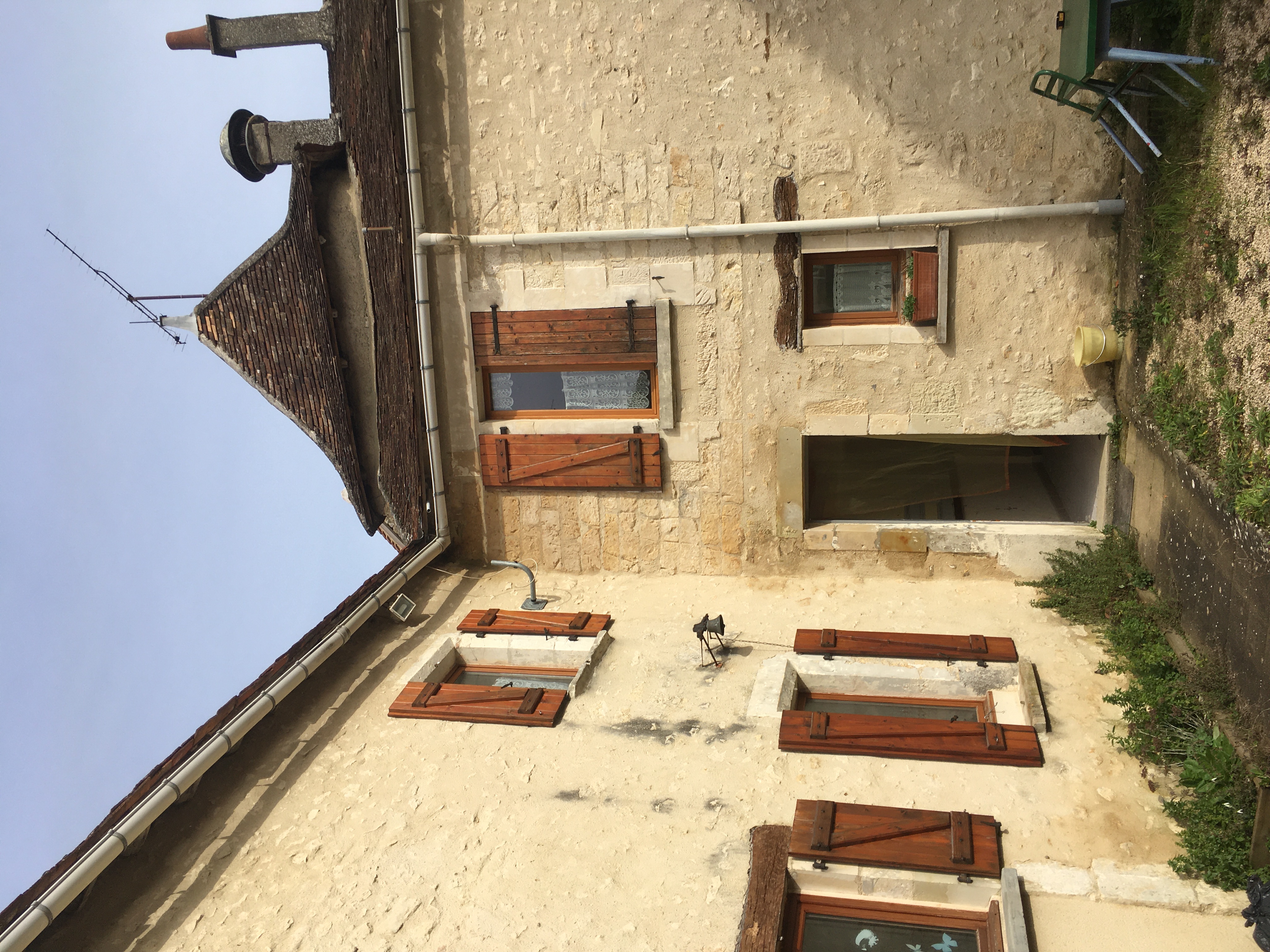 Cet ancien établissement est situé en centre bourg d’un village de caractère et à deux pas d’un milieu naturel remarquable, jalonné de nombreuses grottes, falaises calcaires et bordé par la rivière.

Description du bien :

Cet ensemble immobilier est à réhabiliter pour de l’hébergement et de la restauration, il comprend :

L’ancien hôtel :
- Au rez-de-chaussée :
un T3
un T1
- Au 1er étage :
un T3
un studio
un T3
- Au 2ème étage : un grenier
- Au Sous-sol : une grande cave

L’ancien restaurant :
- Au rez-de-chaussée :
la salle du restaurant et son bar
la cuisine
une réserve
un cellier
- A l’étage :
une grande salle lumineuse avec vue sur la cour
une terrasse
Un porche donne accès à la cour intérieure de la rue. Cet espace extérieur peut être un véritable atout pour créer des évènements ou encore un espace intimiste.

Cet ancien établissement est à rénover et restructurer. Les pierres apparentes, sa localisation, sa cour un établissement hôtelier de charme et d’authenticité.

Surface du bien :

L'ensemble des appartements : 211 m environ
Le restaurant : 151 m²
Sur un terrain de 430m²

Localisation :

Sur le territoire de Grand Châtellerault en Nouvelle Aquitaine, l'immeuble pourra bénéficier du label ' plus beau village de France '.

- Dans le centre bourg
- Voisin de sites historiques : château féodal, frise sculptée datant de la préhistoire au sein d'un site d'interprétation
- A deux pas de circuits de randonnées
- A deux pas de la rivière et de location de canoës
- 10 minutes de la station thermale de la Roche Posay : la station accueille 8 000 curistes chaque année
- A 25 minutes du parc régional de la Brenne
- 30 minutes de la sortie de l'A10 (axe Paris-Bordeaux)
- A mi-chemin entre Paris-Bordeaux : à 2h30

Conditions d'acquisition :

Vente de l'immeuble
270 000 €

Caractéristiques / Atouts : 

- Sa localisation dans un des plus beau villages de France.
- Une forte demande de logements touristique pour cette commune.
- Les nombreuses activités pleine air à faire : canoë , randonnées, pêche.
- A proximité de sites touristiques.
- A 30 minutes de l'axe A10 Paris-Bordeaux.

Plaquette de présentation de la commune : https://www.pole-implantation-tourisme.org/wp-content/uploads/2025/03/Angles-sur-lAnglin.pdf