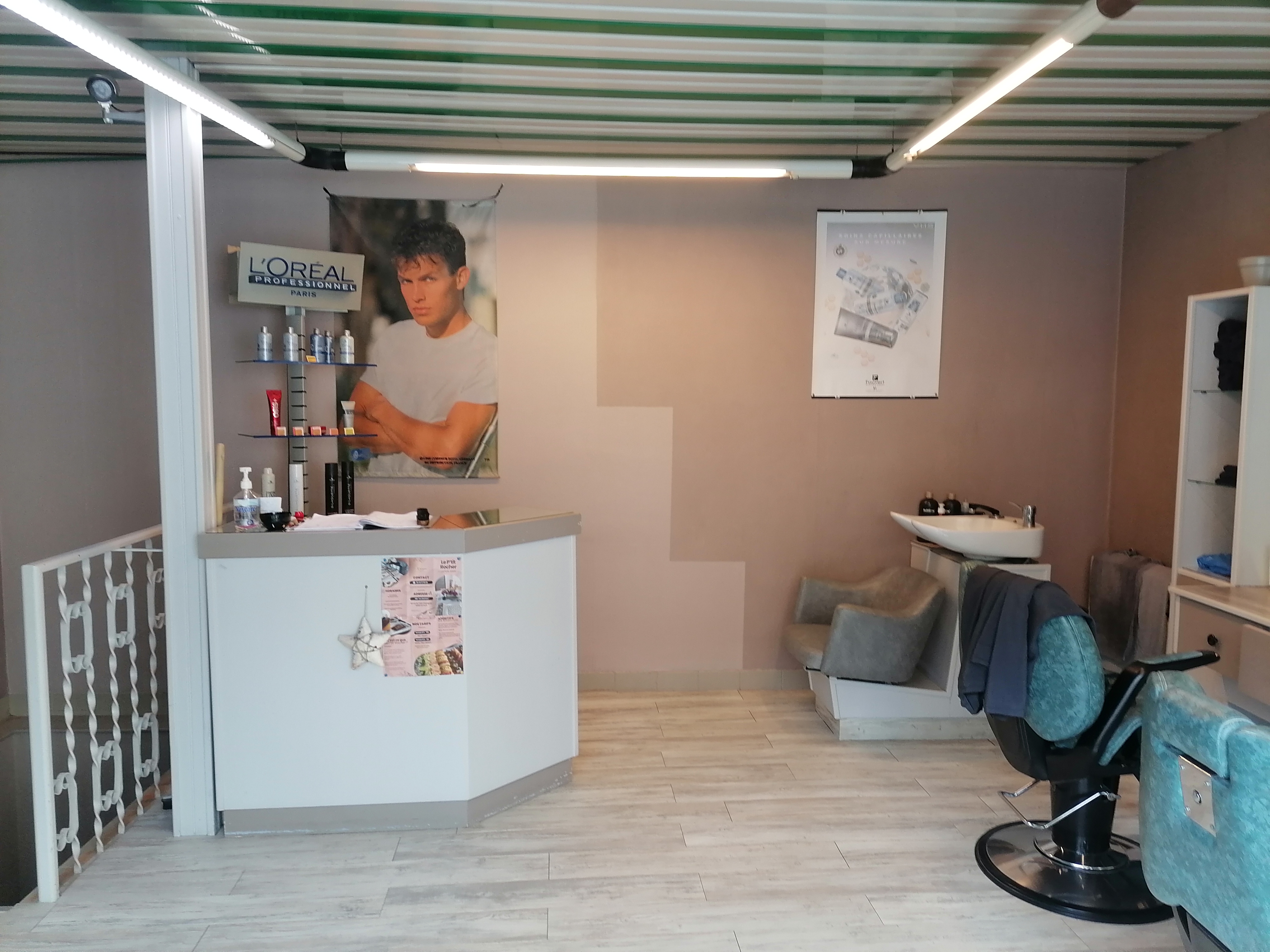Salon de coiffure situé à Nersac en Charente, dans une ville de 2400 habitants environs, prix 17000 euros, loyer 620 euros 99m2 en activité, entretien électrique fait tout au norme le fond de commerce est vendu avec tout le matériel idéal pour commencer.