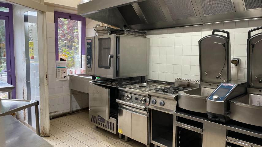 Le restaurant est situé sur la commune de Châteauneuf les Bains, dans les gorges de la Sioule, à proximité de ST Gervais d'Auvergne (10km) et Riom (30km).
Le restaurant comprend une salle de restaurant de 40Cts, ainsi qu'une salle de bar 15Cts.
L' établissement  possède une licence IV.
Deux terrasses complètent l'établissement pouvant accueillir 60Cts.
La cuisine est très bien équipé avec un four Rational, un VarioCooking, friteuse, bruleurs, plonge à capot...
Il n'y à pas de personnel à reprendre car l'établissement est ouvert de façon saisonnière.
Prix du fond de commerce : 98000€
Loyer des murs commerciaux, avec un appartement de 65m2:
1500x12= 18000€
L'établissement et vendu pour cause de santé