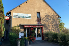La commune de Montézic, située dans le Nord Aveyron en région Occitanie propose à la reprise un restaurant rénové (travaux d'économie d'énergie, assainissement, électricité, cuisine, menuiserie).
Le lieu est prêt à accueillir son futur exploitant. Nous recherchons un(e) repreneur(se) expérimenté dans la restauration disponible pour un démarrage rapide.

Pourquoi Montézic ? Charmante commune rurale d’environ 250 habitants, Montézic bénéficie d’une situation privilégiée avec une clientèle fidèle et variée :

- Ouvriers sur chantiers / barrages hydroélectriques (projet Montézic 2)
- Clientèle locale et  résidences secondaires
- Touristes et visiteurs de passage en saison

À propos de l’établissement :

Établissement reconnu et apprécié sur le territoire
grand parking inclus dans le crédit bail
Clientèle acquise et faible concurrence locale
Dernier restaurant de la commune

Capacité d’accueil :

Terrasse panoramique d’environ 50 couverts
Salle de restaurant de 60 couverts
Salle de bar
Salle de restaurant privative pour réunion déjeunatoire

Chiffres clés :

Chiffre d’affaires moyen : 260 000 €
Affaire rentable et saine

Des perspectives de développement intéressantes :

Chantier d'envergure de 2026-2035 sur la commune (jusqu'à 250 ouvriers)
activité traiteur à créer (pour le chantier)
Développement de l’activité d’hébergement:  chambres à louer
Travailler sur la communication digitale et locale
Valorisation d’événements ou soirées thématiques

Conditions de reprise :

Cession du fonds de commerce 75k€
Acquisition des murs (y compris la licence IV) sous forme de crédit bail
Loyer du crédit bail: 1583€ mensuel sur 20 ans avec 1er loyer de 20 K€ (possibilité de levée d’option au bout de 10 ans).  
Possibilité de logement sur place

Vous souhaitez vous installer dans un cadre de vie agréable, dynamique et participer à la dynamique d’un village  ?

Cette opportunité est faite pour vous !